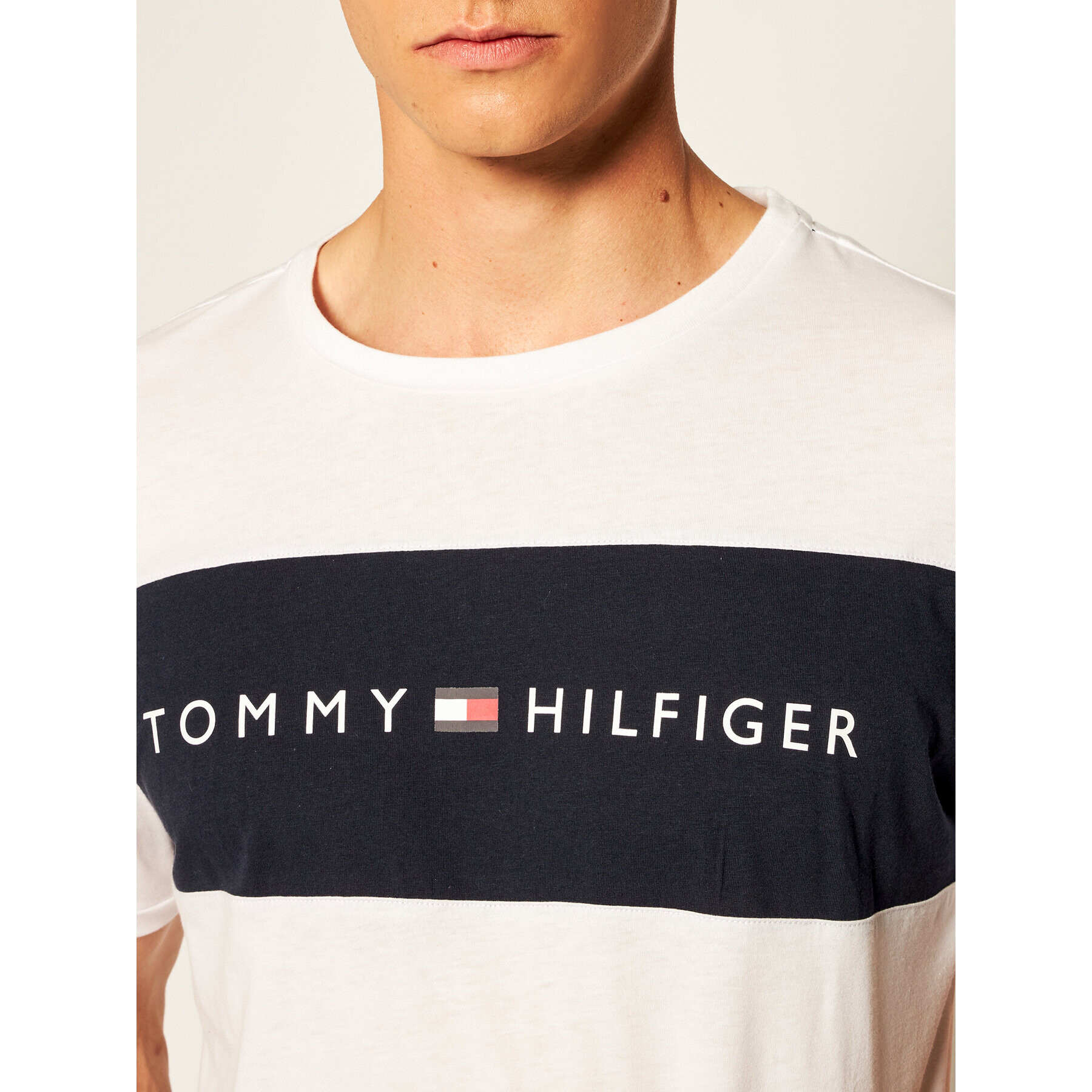 Tommy Hilfiger Тишърт Logo Flag UM0UM01170 Бял Regular Fit - Pepit.bg