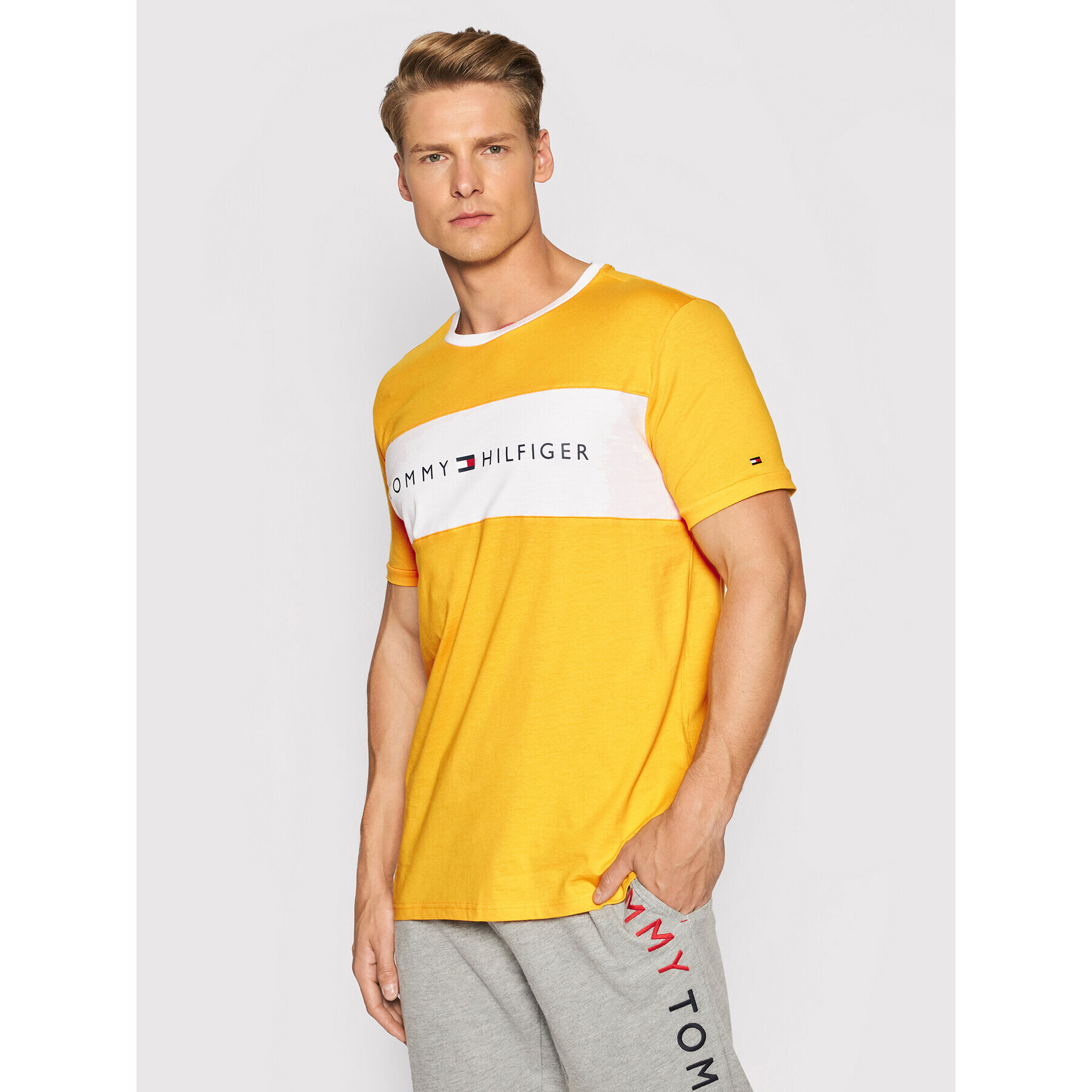 Tommy Hilfiger Тишърт Logo Flag UM0UM01170 Жълт Regular Fit - Pepit.bg