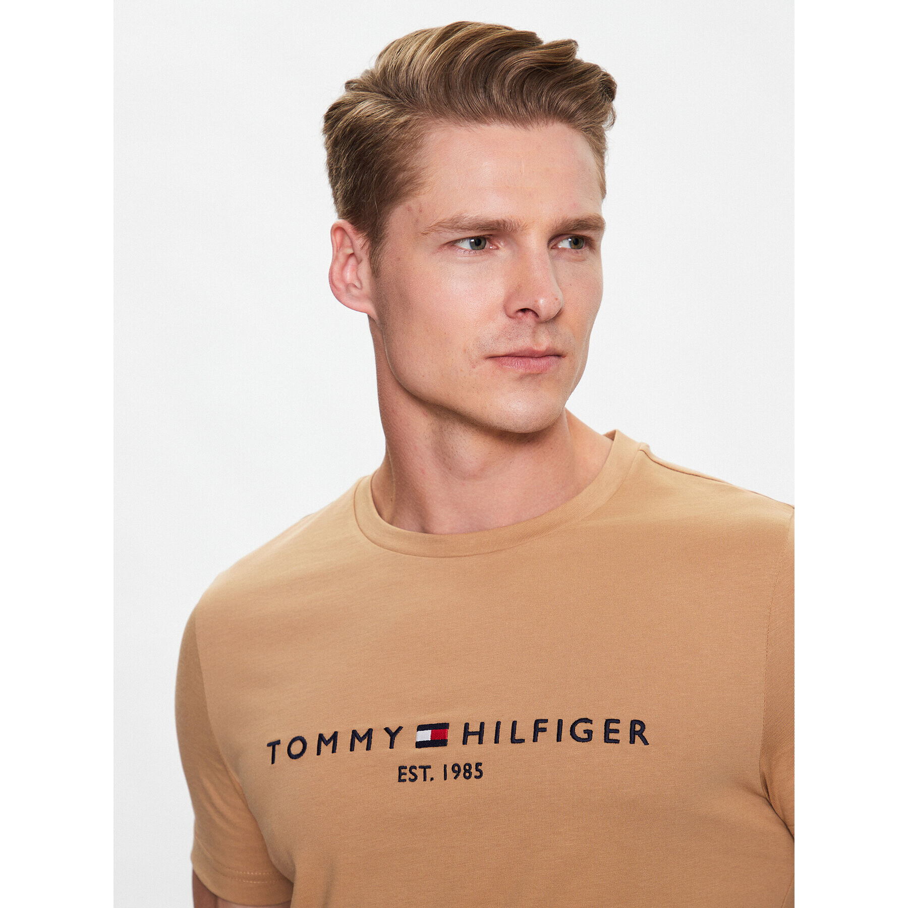 Tommy Hilfiger Тишърт Logo MW0MW11797 Кафяв Slim Fit - Pepit.bg