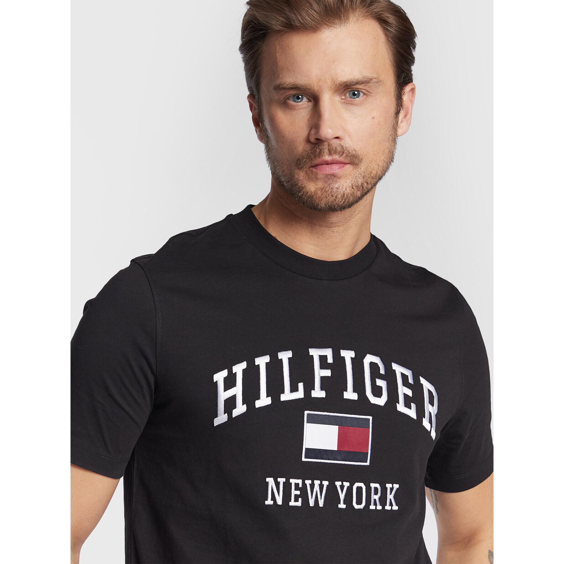 Tommy Hilfiger Тишърт Modern Varsity MW0MW28218 Черен Regular Fit - Pepit.bg