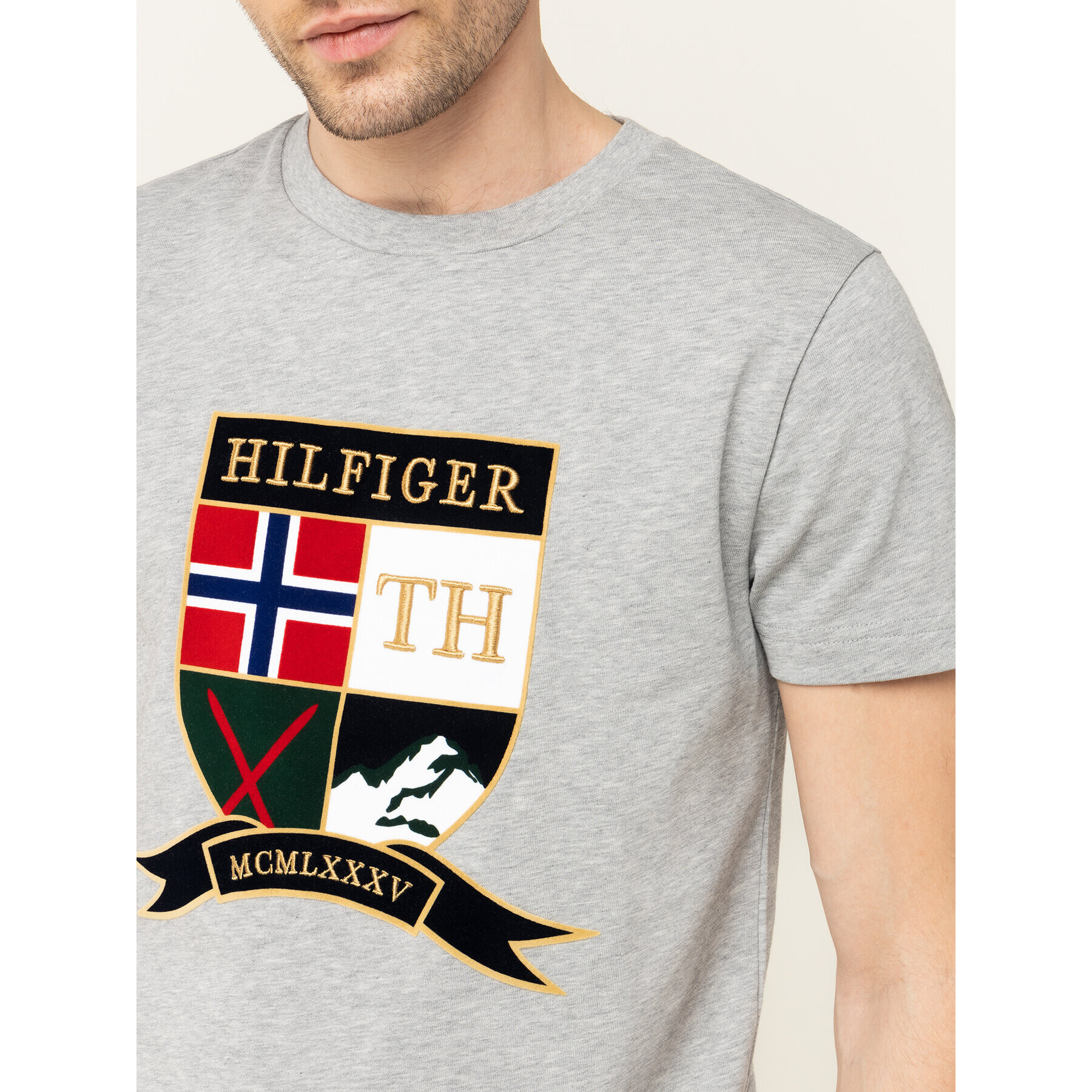 Tommy Hilfiger Тишърт Shield MW0MW12515 Сив Regular Fit - Pepit.bg