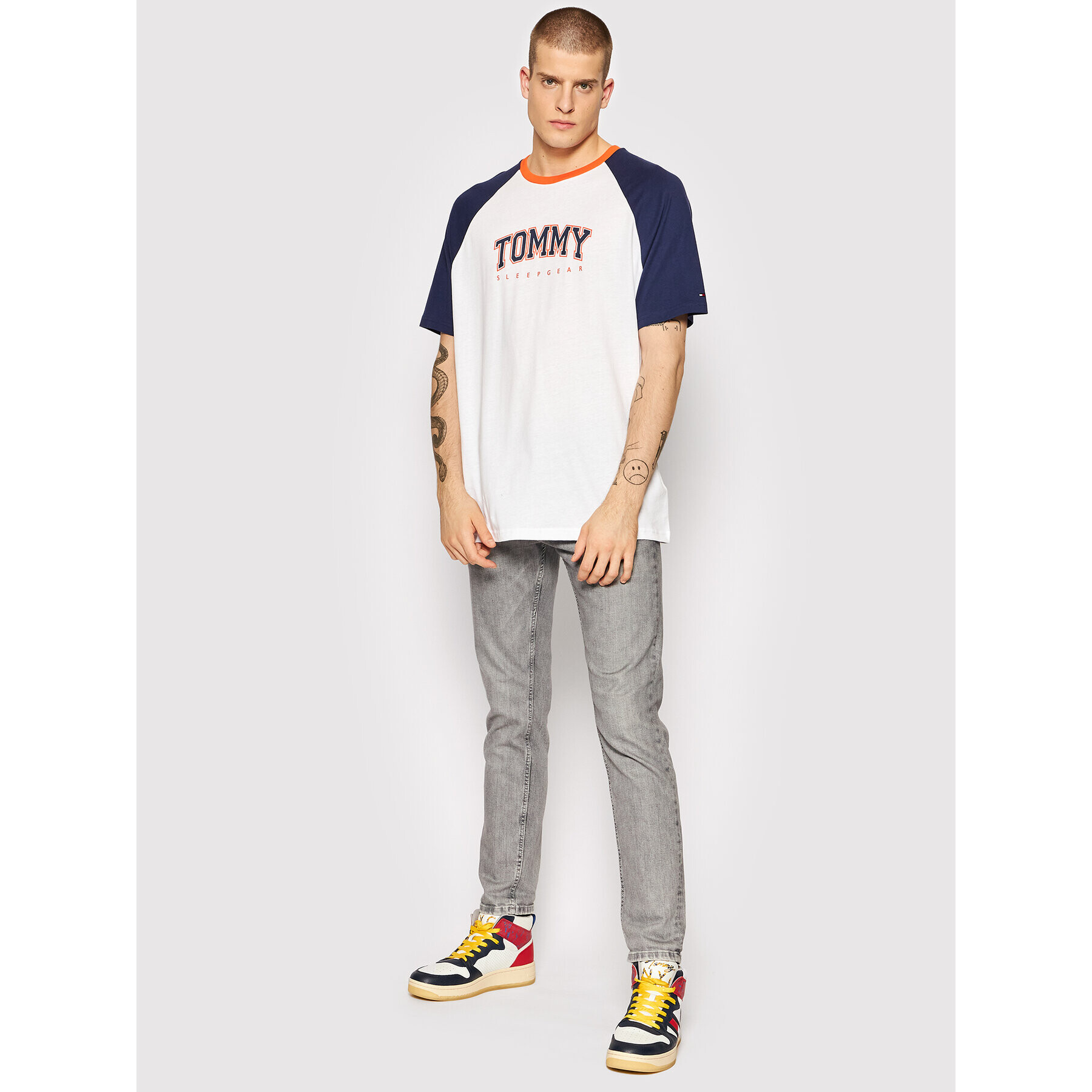 Tommy Hilfiger Тишърт Ss Tee Logo UM0UM02351 Бял Regular Fit - Pepit.bg