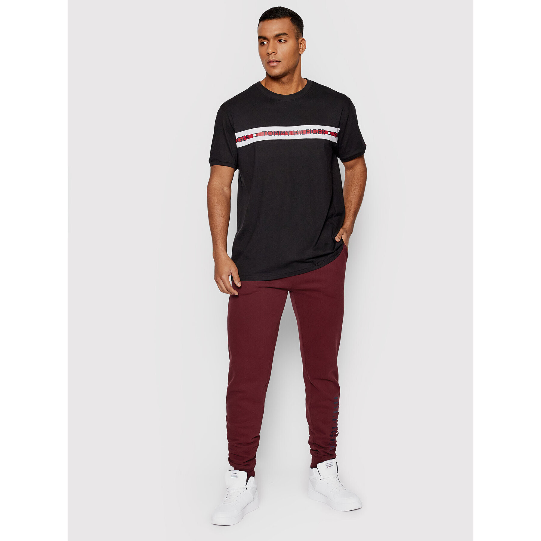 Tommy Hilfiger Тишърт Tee Logo UM0UM01915 Черен Regular Fit - Pepit.bg