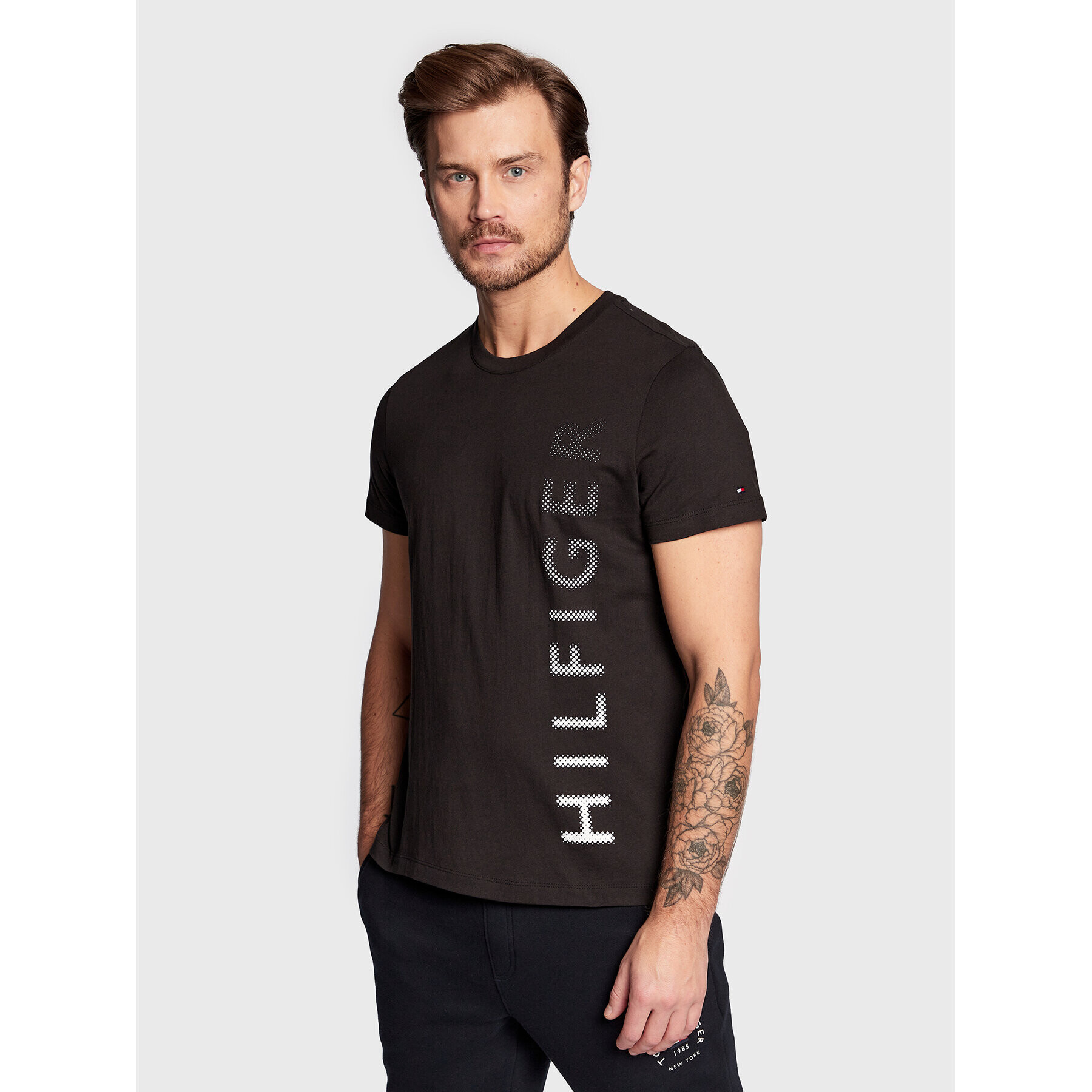 Tommy Hilfiger Тишърт Vertical MW0MW29668 Черен Slim Fit - Pepit.bg