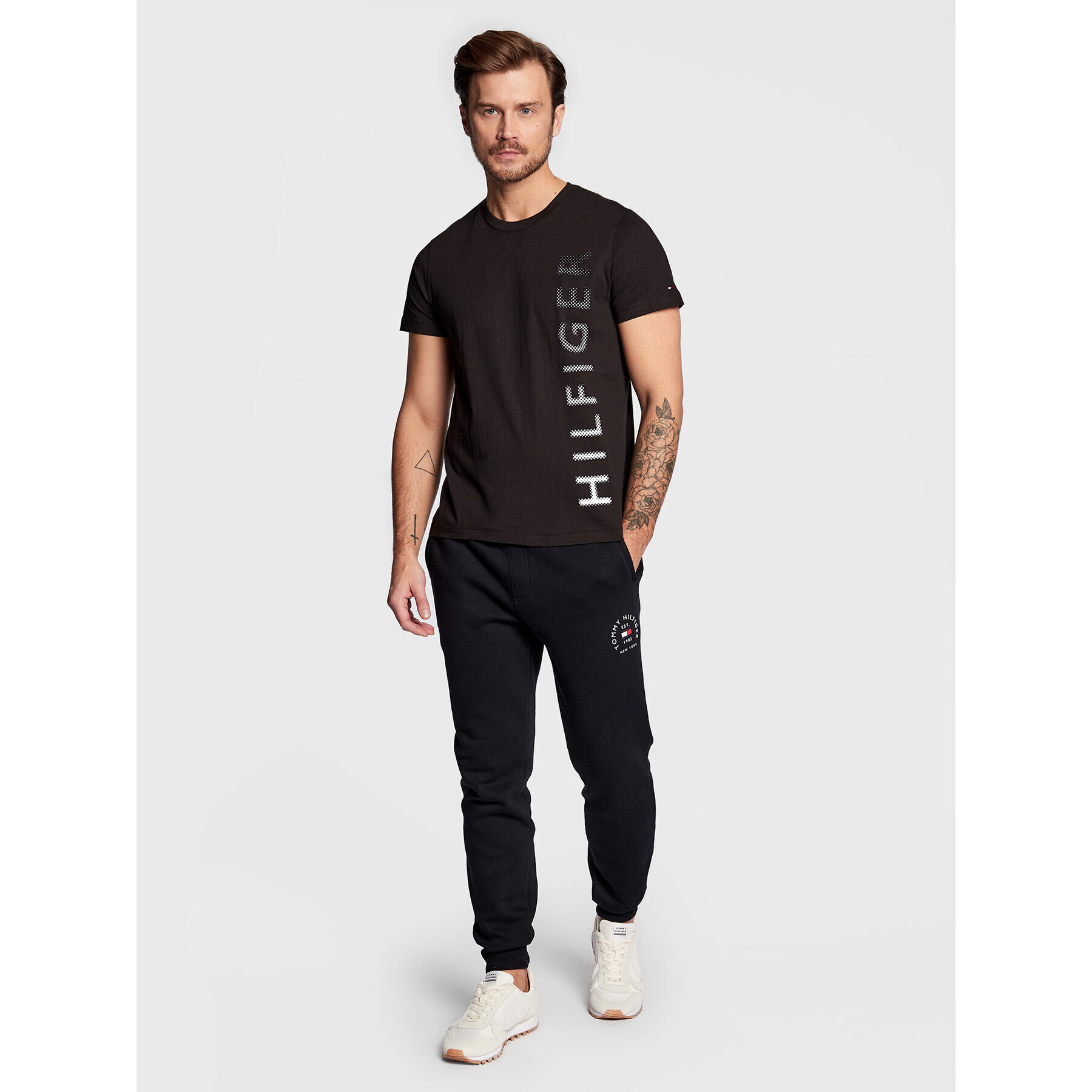 Tommy Hilfiger Тишърт Vertical MW0MW29668 Черен Slim Fit - Pepit.bg