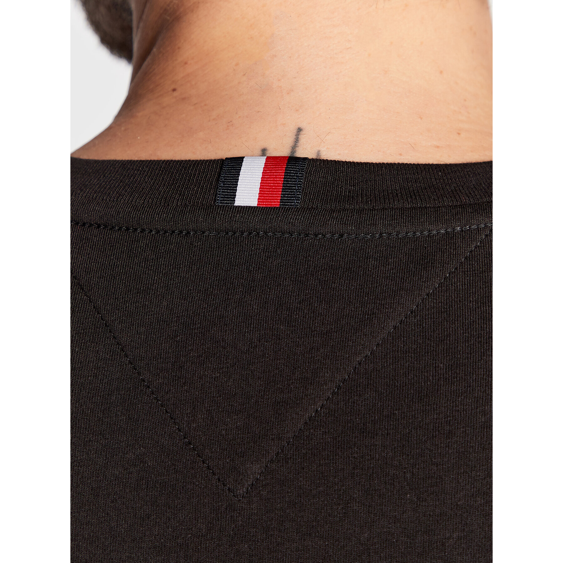 Tommy Hilfiger Тишърт Vertical MW0MW29668 Черен Slim Fit - Pepit.bg