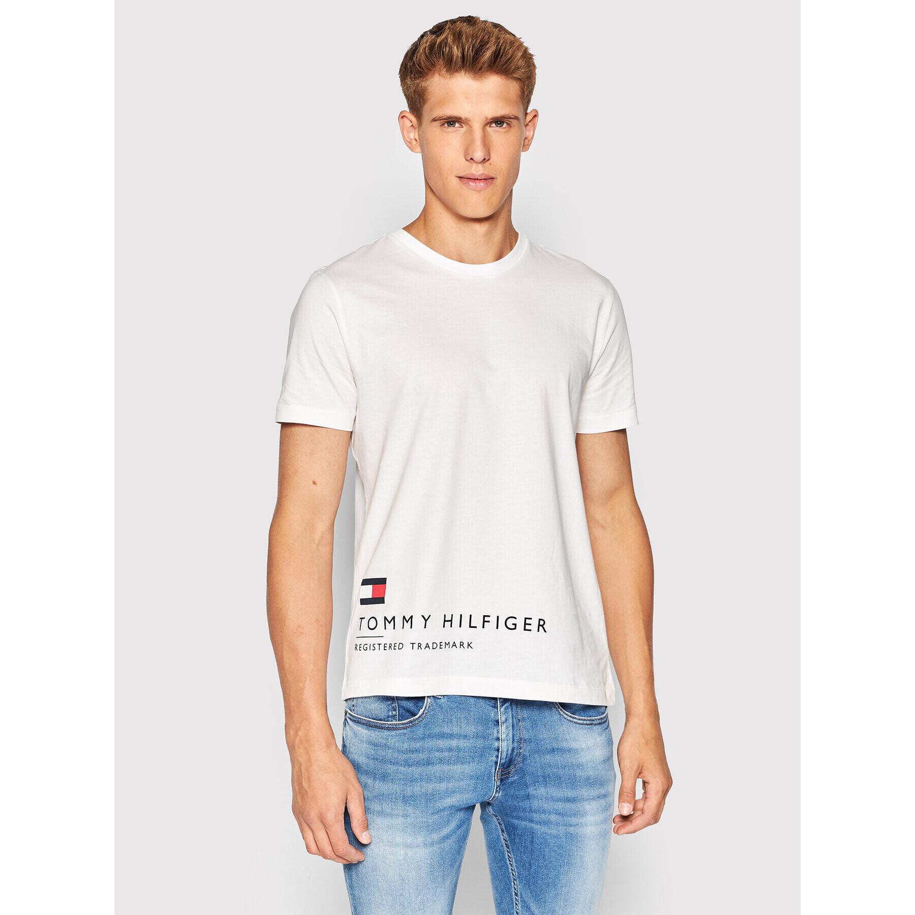 Tommy Hilfiger Тишърт Wraparound Logo MW0MW24965 Бял Regular Fit - Pepit.bg