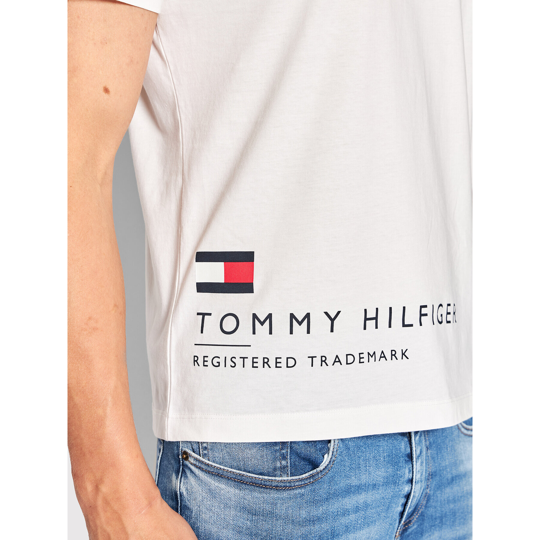 Tommy Hilfiger Тишърт Wraparound Logo MW0MW24965 Бял Regular Fit - Pepit.bg