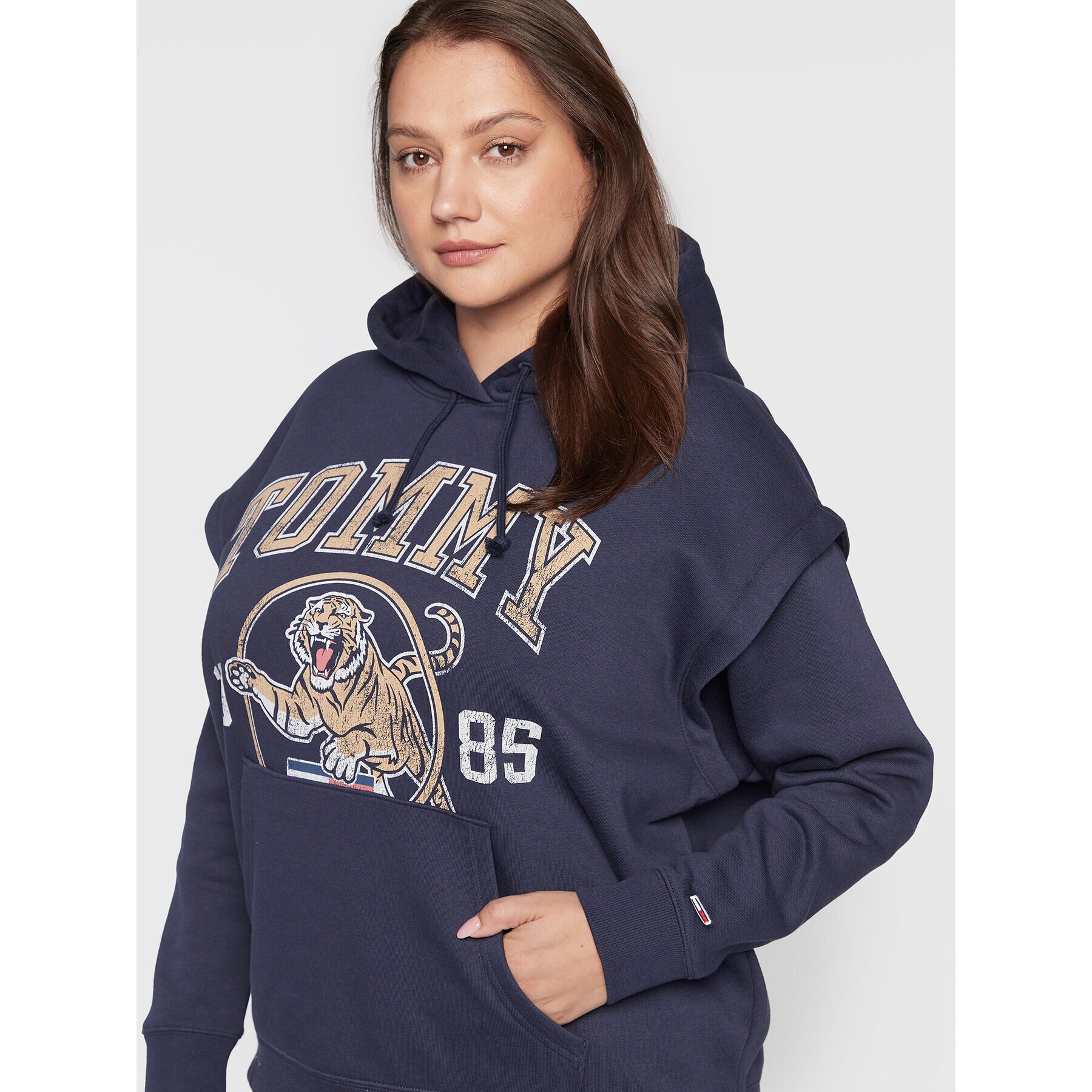 Tommy Jeans Curve Суитшърт College Tiger 1 DW0DW12037 Тъмносин Regular Fit - Pepit.bg