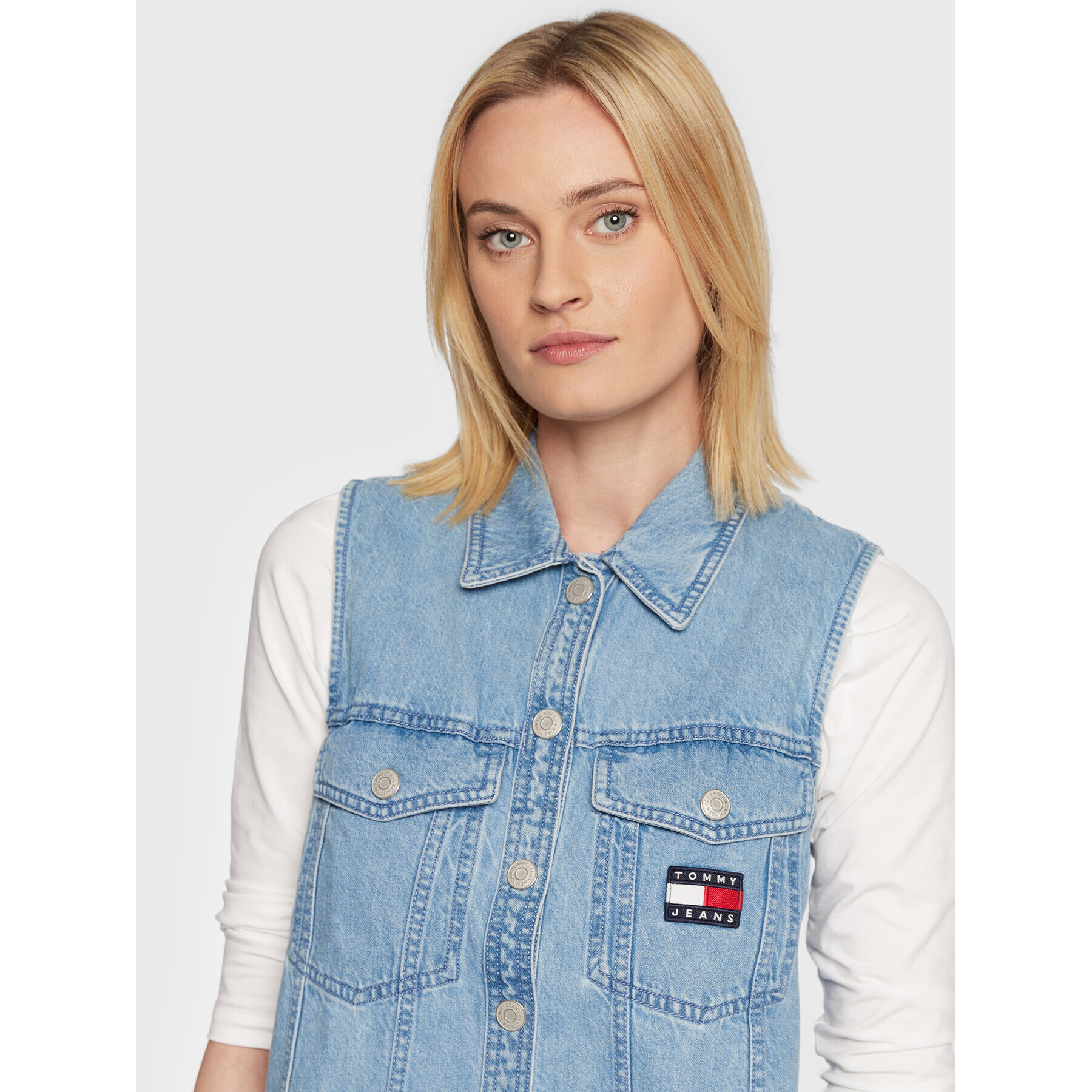 Tommy Jeans Дънкова рокля Badge DW0DW13600 Син Regular Fit - Pepit.bg