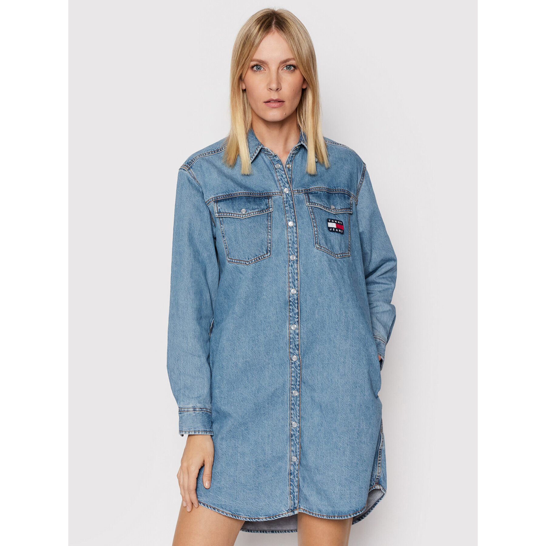 Tommy Jeans Дънкова рокля Denim DW0DW11369 Син Relaxed Fit - Pepit.bg