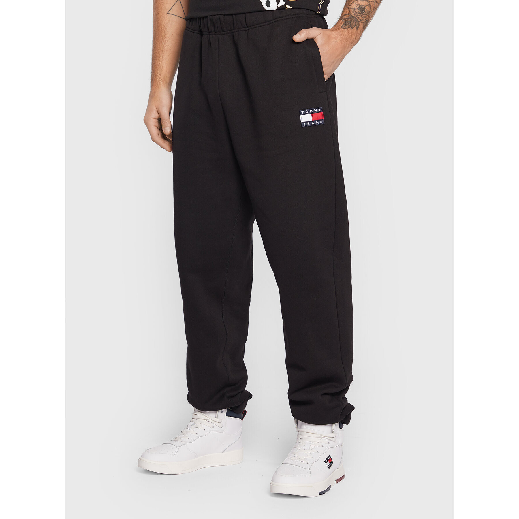 Tommy Jeans Долнище анцуг Badge DM0DM14272 Черен Relaxed Fit - Pepit.bg