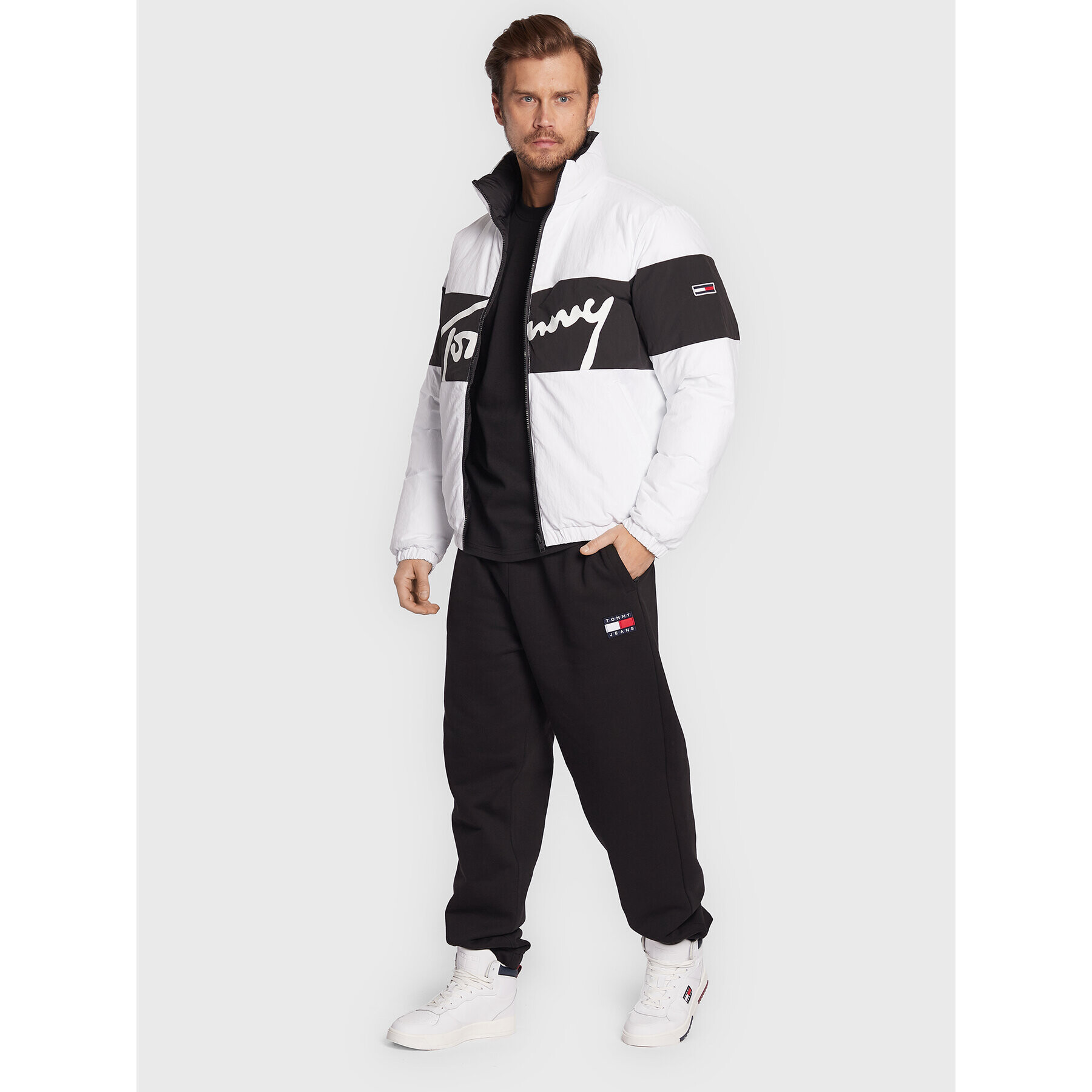 Tommy Jeans Долнище анцуг Badge DM0DM14272 Черен Relaxed Fit - Pepit.bg