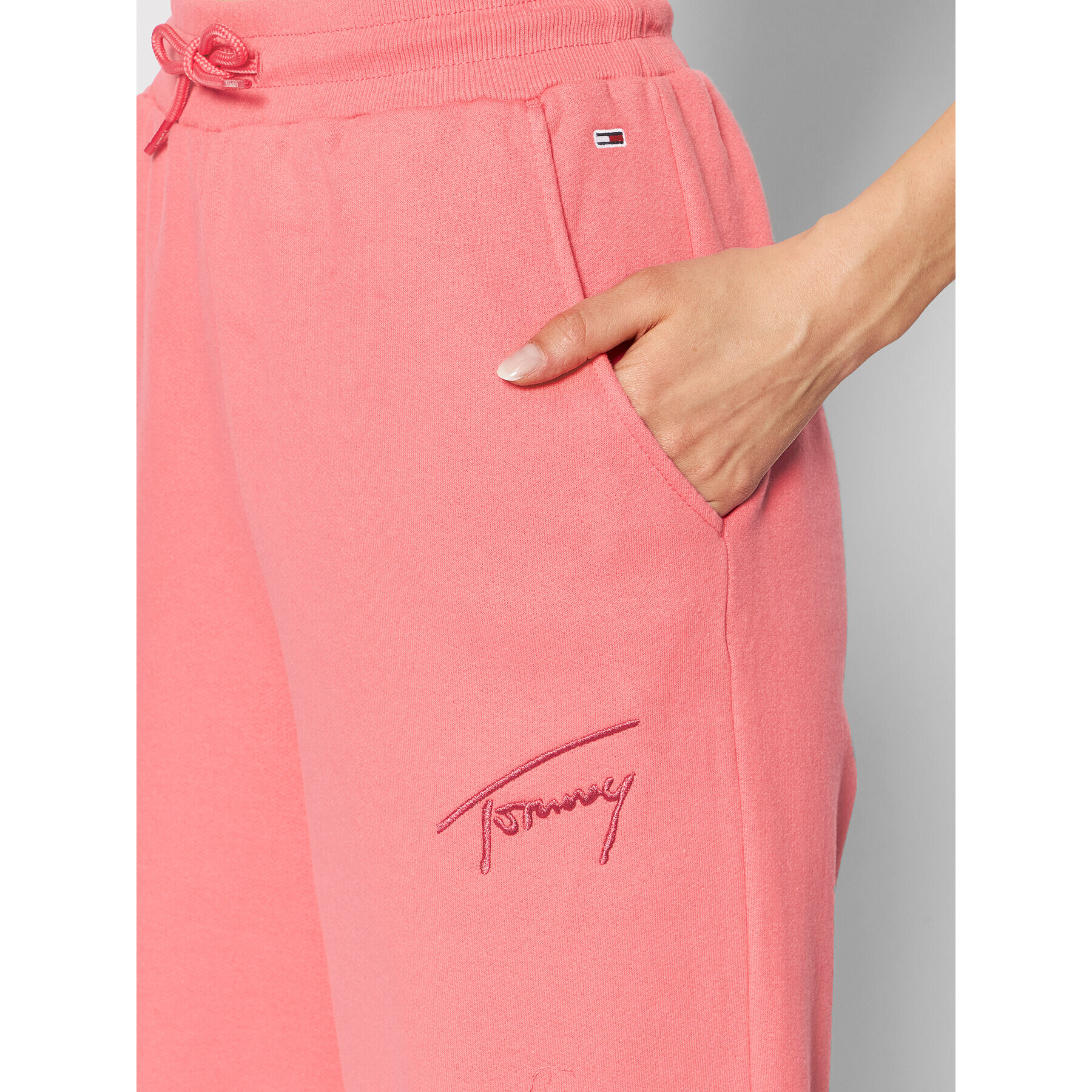 Tommy Jeans Долнище анцуг Signature DW0DW11886 Розов Relaxed Fit - Pepit.bg