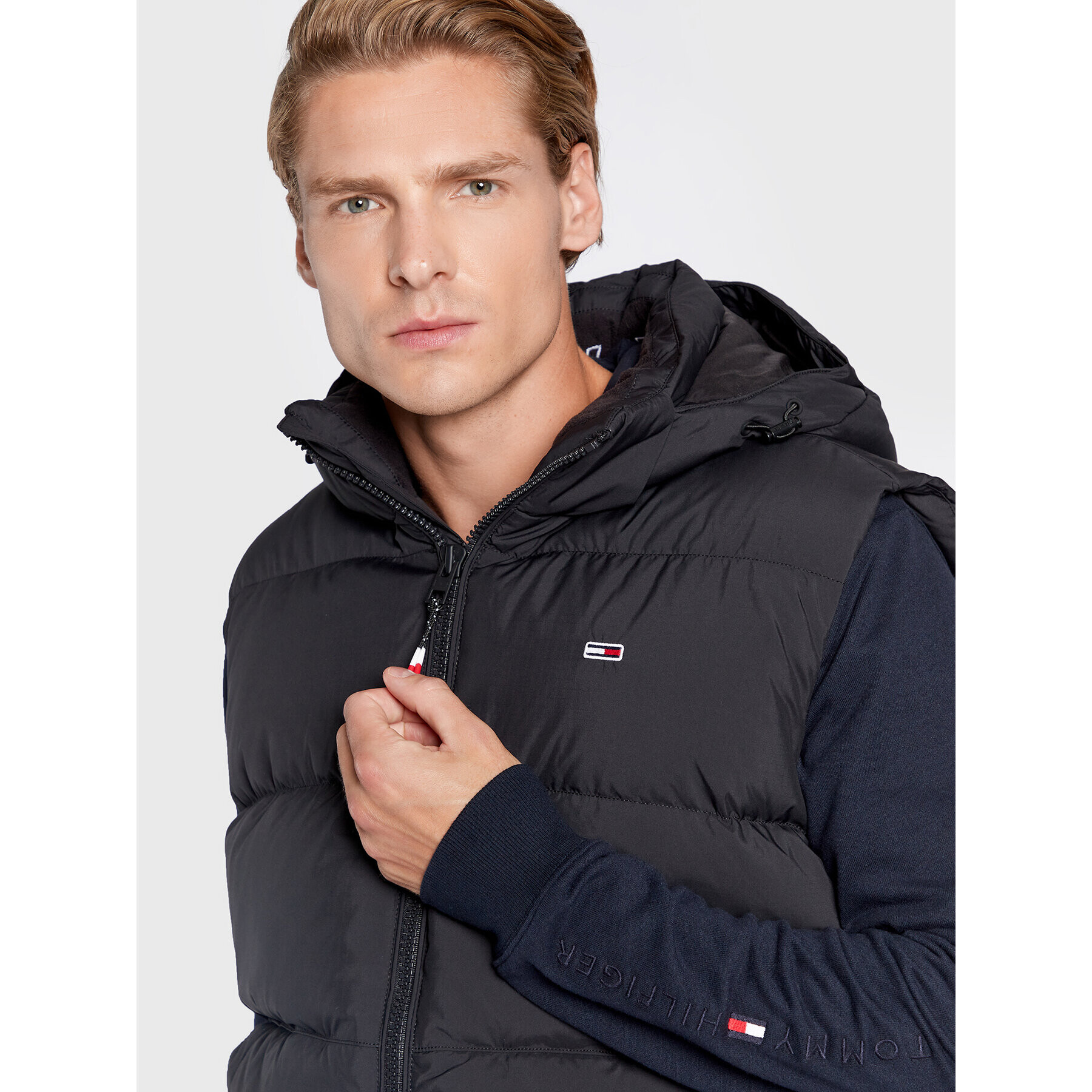 Tommy Jeans Елек Essential DM0DM15449 Черен Regular Fit - Pepit.bg
