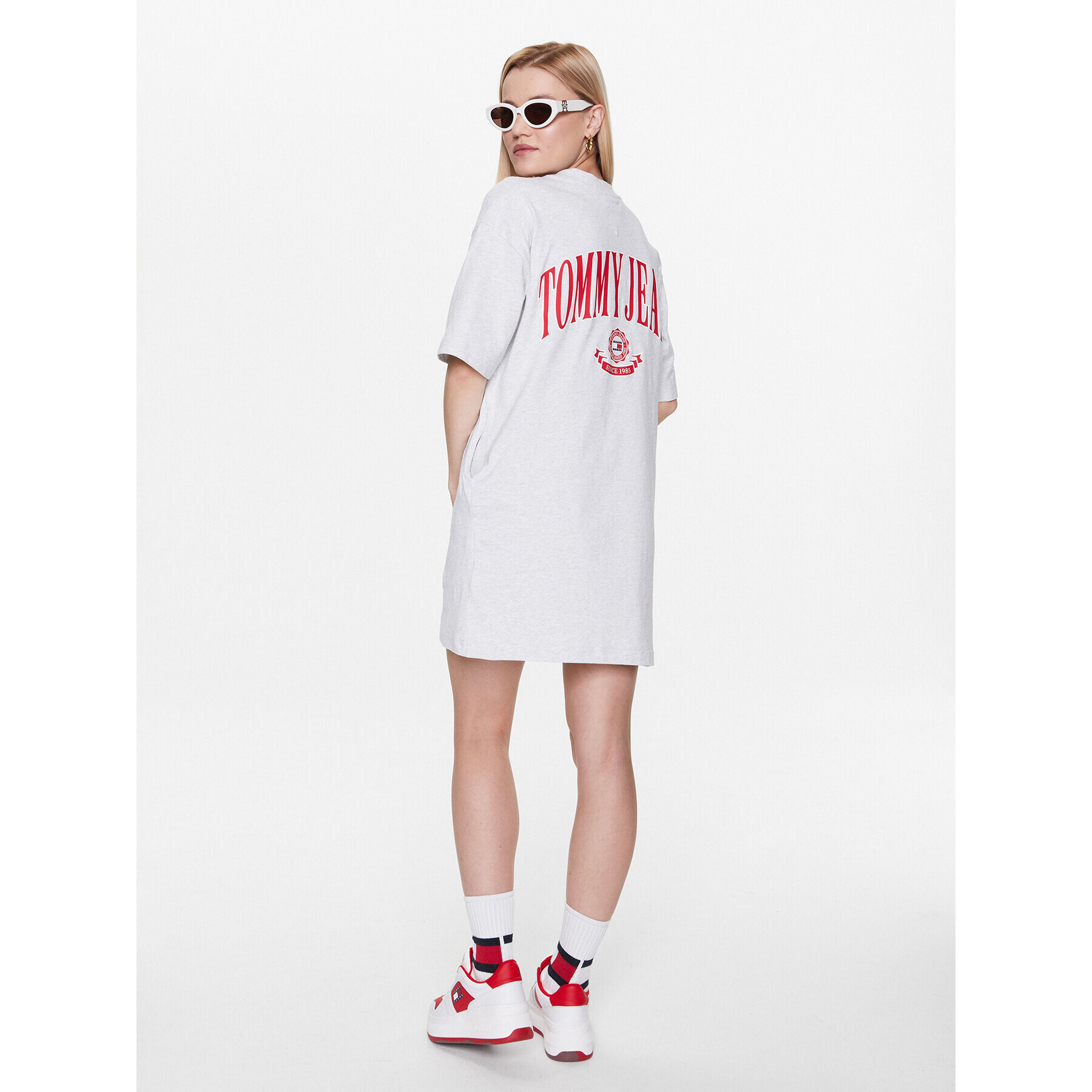 Tommy Jeans Ежедневна рокля Tjw Ova Varisity Prep Tee Dress DW0DW15570 Сив Relaxed Fit - Pepit.bg