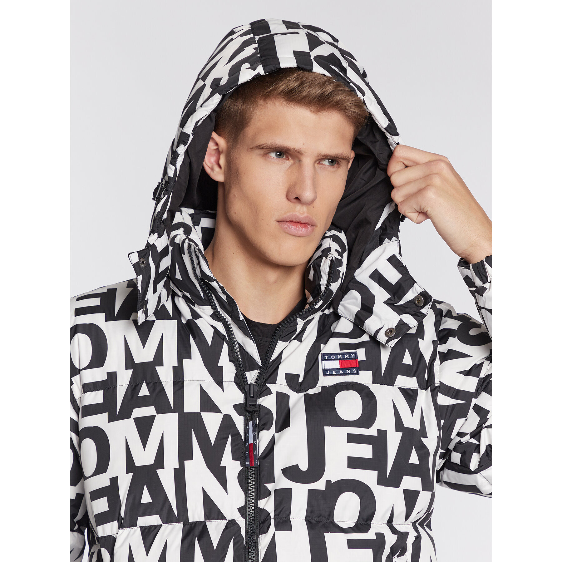 Tommy Jeans Пухено яке Alaska DM0DM15124 Черен Regular Fit - Pepit.bg