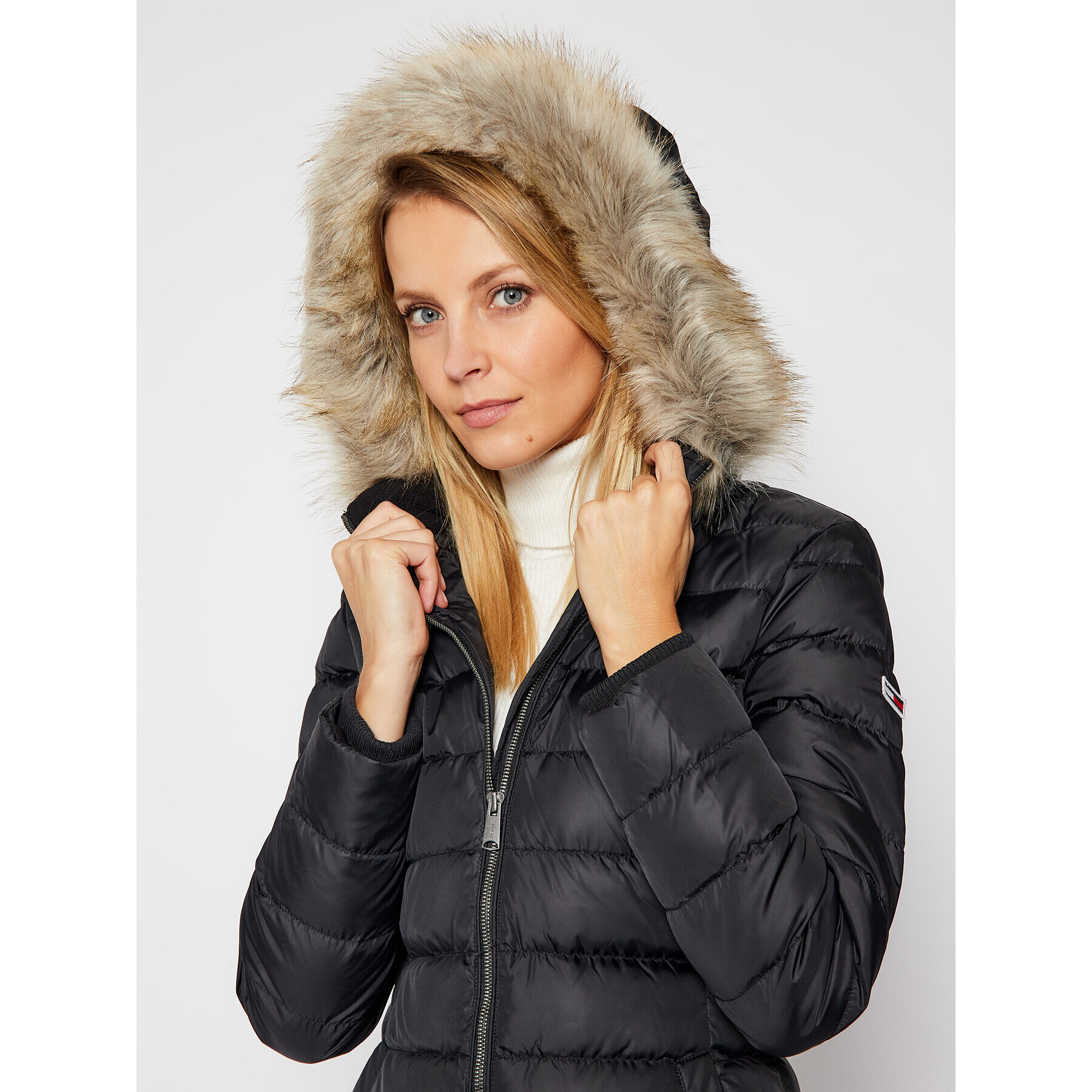 Tommy Jeans Пухено яке Essential DW0DW09060 Черен Regular Fit - Pepit.bg