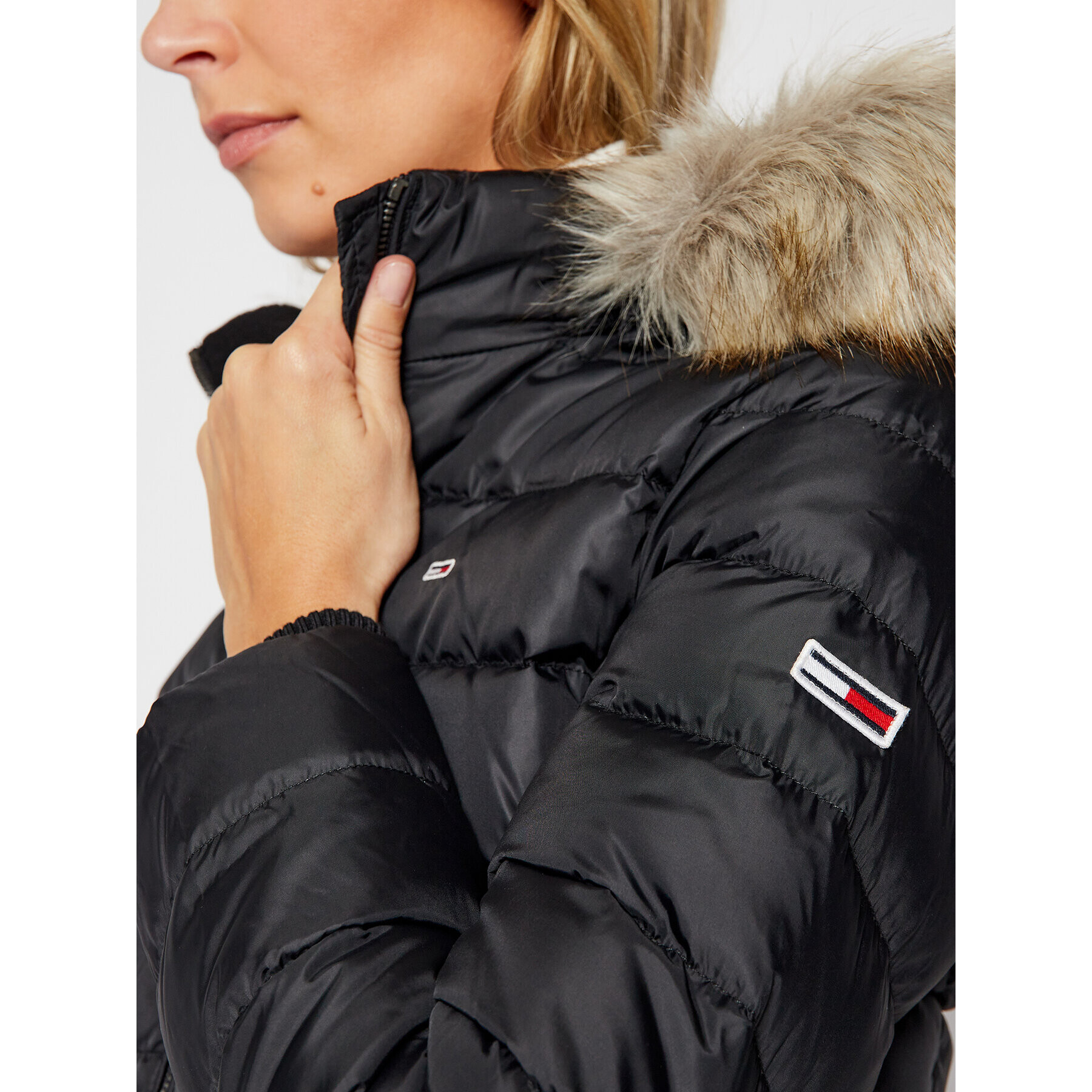 Tommy Jeans Пухено яке Essential DW0DW09060 Черен Regular Fit - Pepit.bg