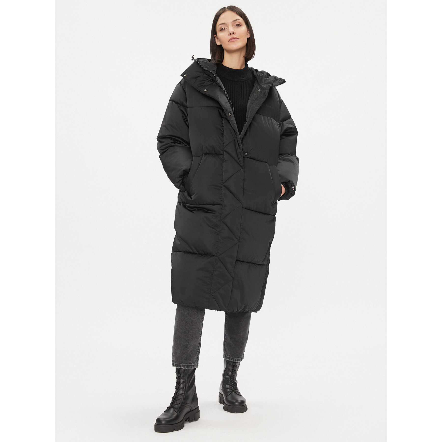 Tommy Jeans Пухено яке Satin DW0DW16587 Черен Regular Fit - Pepit.bg