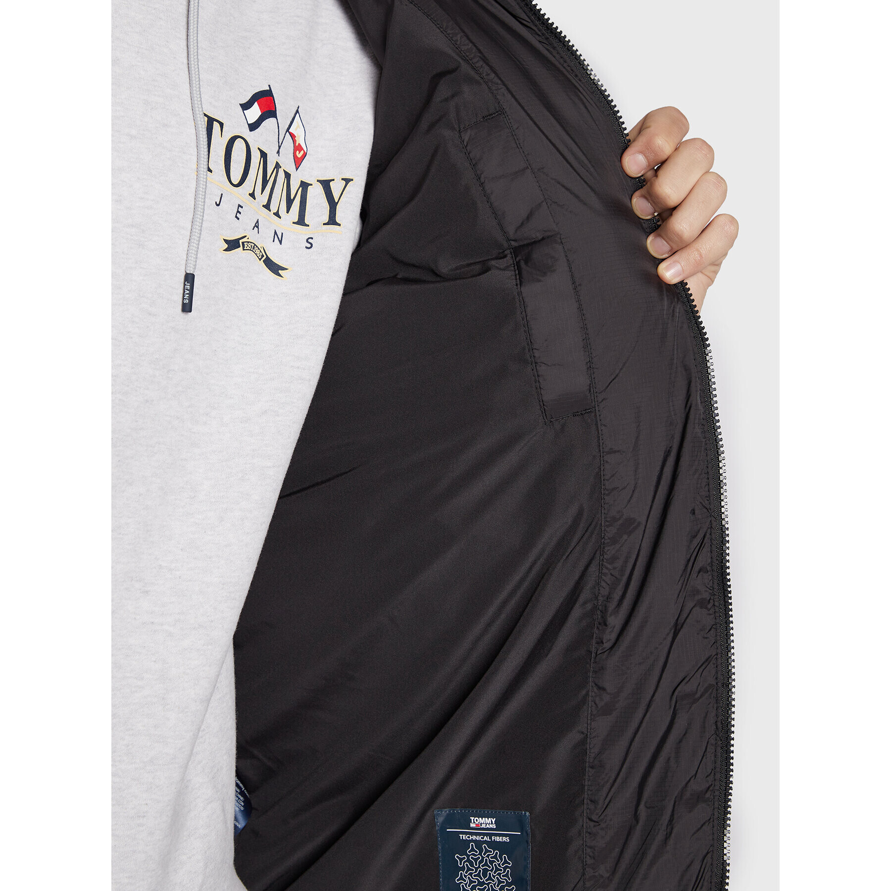 Tommy Jeans Пухено яке Signature DM0DM15446 Черен Regular Fit - Pepit.bg