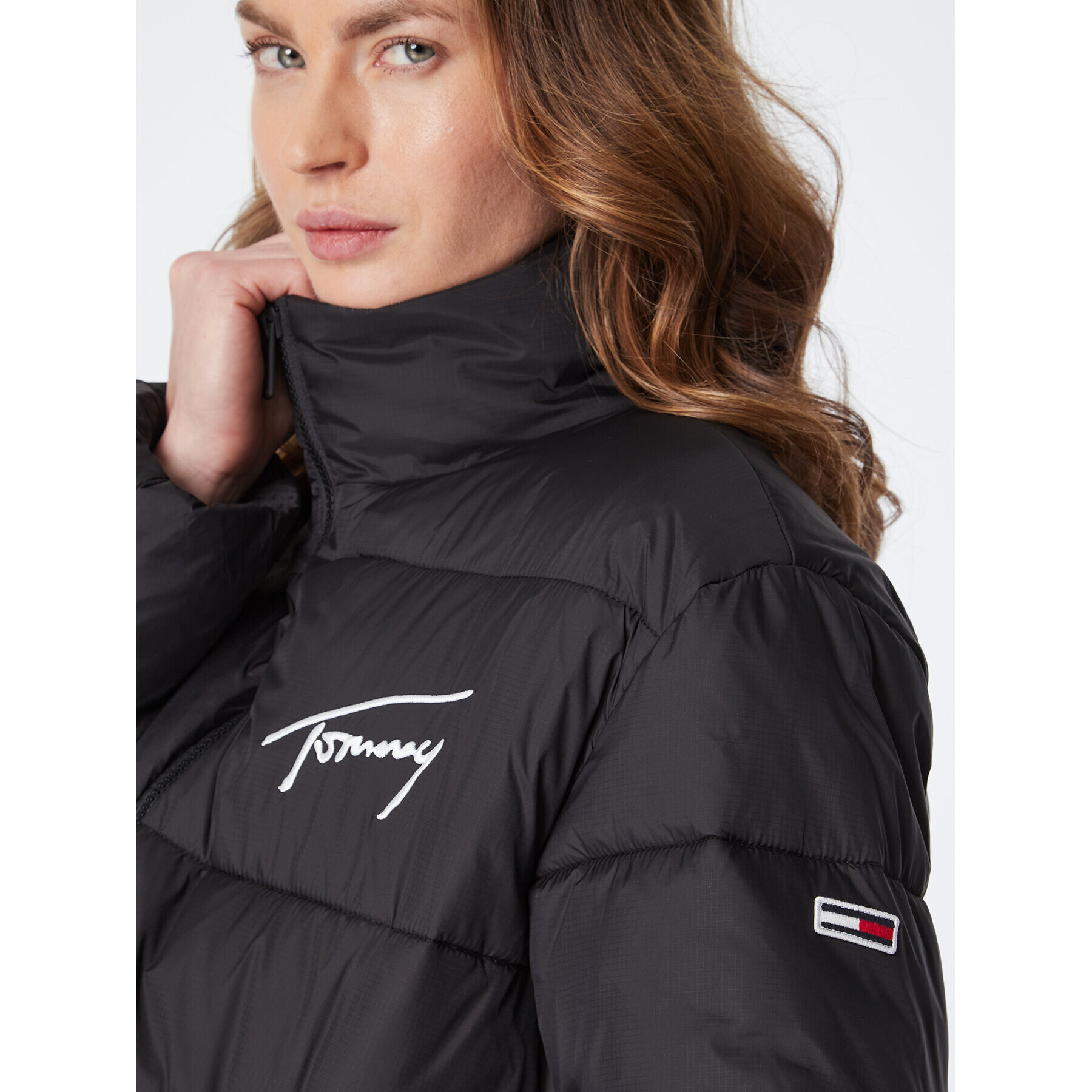 Tommy Jeans Пухено яке Signature Modern DW0DW14660 Черен Regular Fit - Pepit.bg