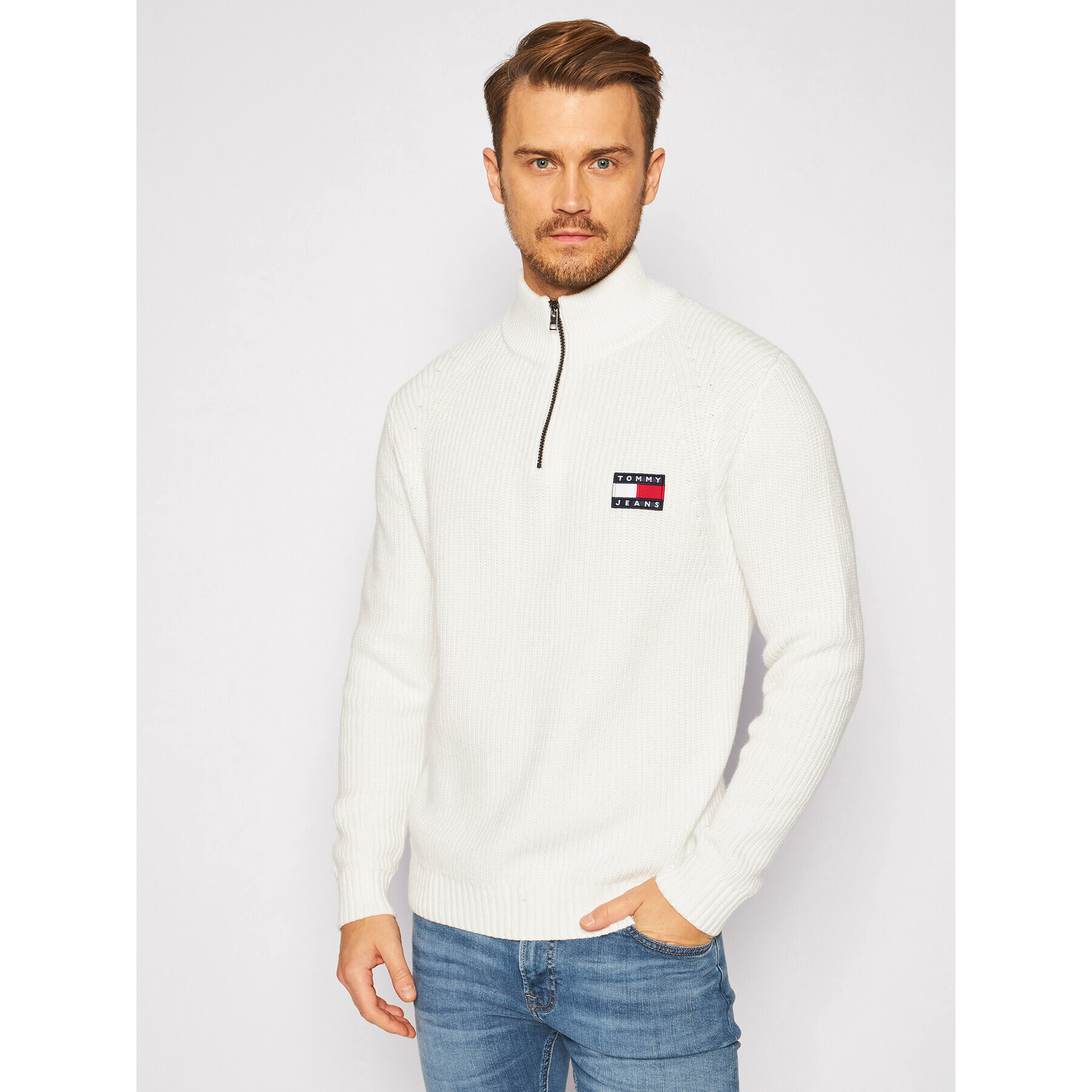 Tommy Jeans Пуловер Tommy Badge DM0DM08809 Бял Regular Fit - Pepit.bg