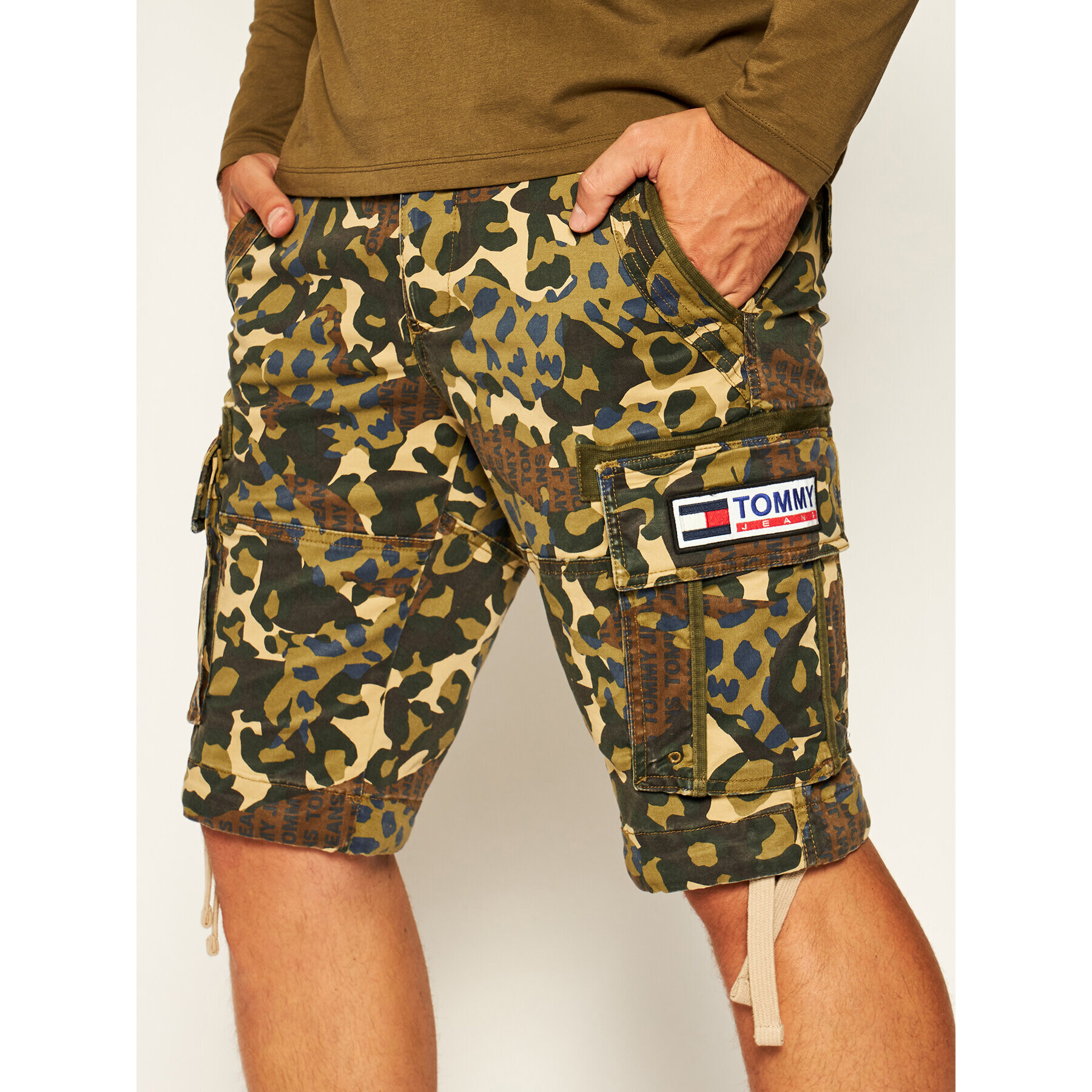 Tommy Jeans Шорти от плат Tjm Camo Print Cargo DM0DM07937 Зелен Regular Fit - Pepit.bg