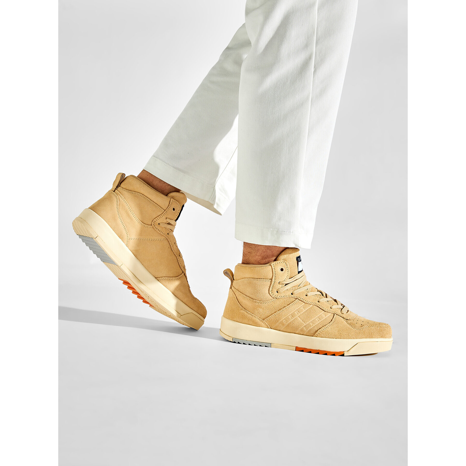 Tommy Jeans Сникърси Suede Basket Midcut EM0EM01072 Бежов - Pepit.bg