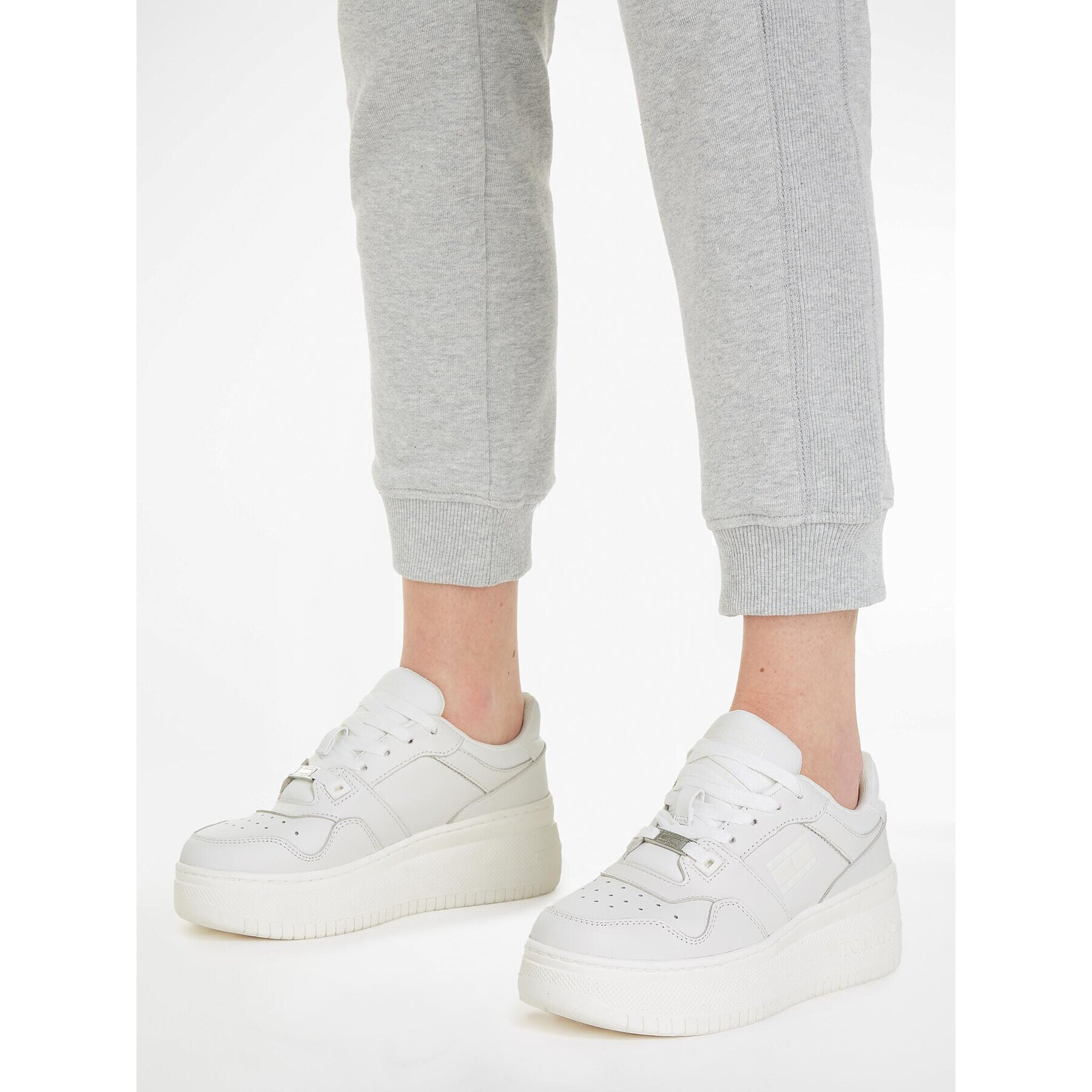 Tommy Jeans Сникърси Tjw Retro Basket Flatform Charm EN0EN02245 Бял - Pepit.bg