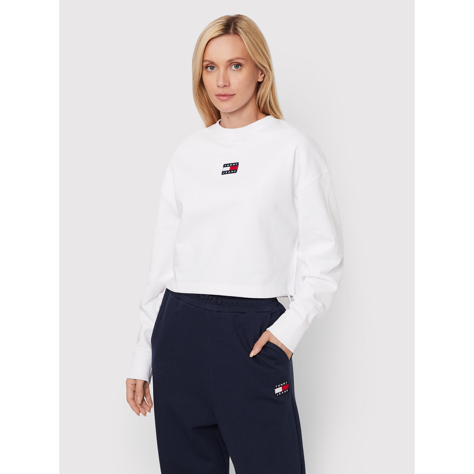 Tommy Jeans Суитшърт Crop Badge DW0DW12722 Бял Relaxed Fit - Pepit.bg