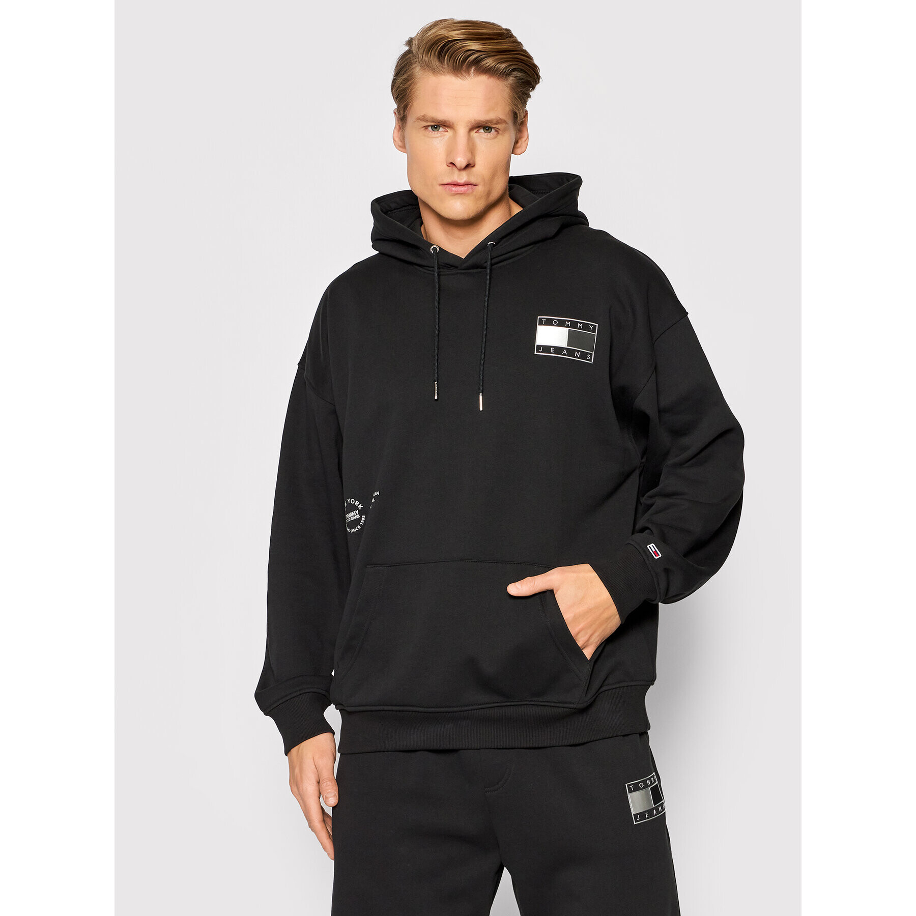 Tommy Jeans Суитшърт Metallic DM0DM12559 Черен Relaxed Fit - Pepit.bg