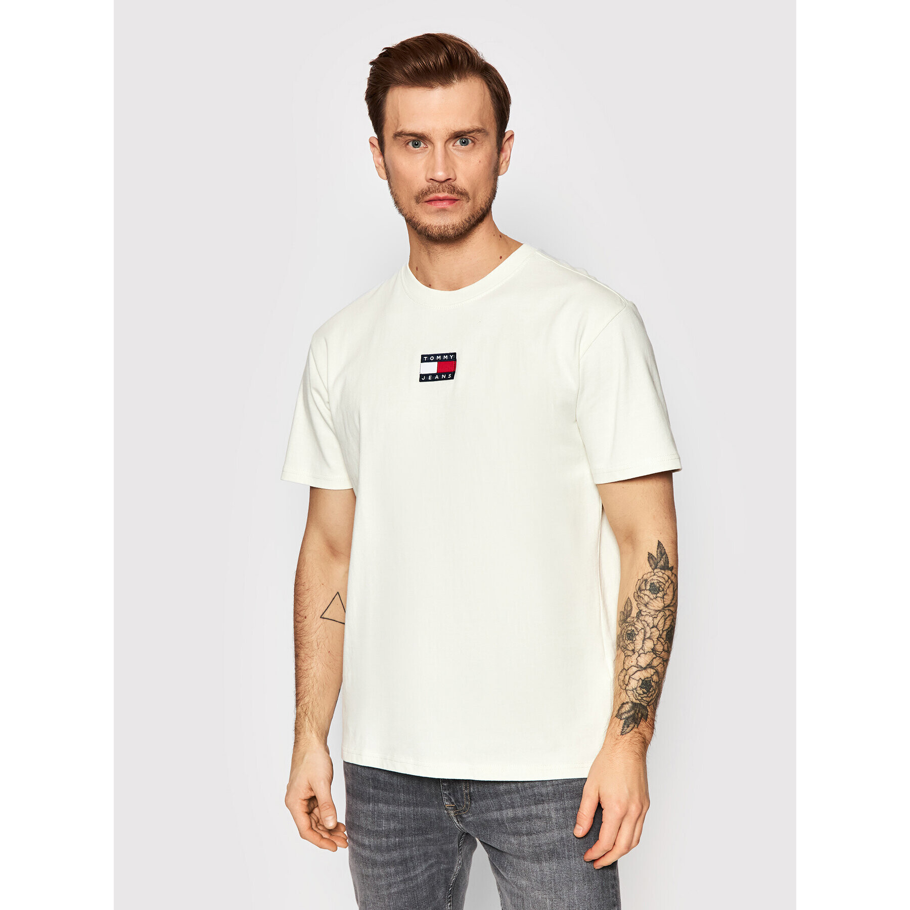 Tommy Jeans Тишърт Badge DM0DM10925 Бежов Regular Fit - Pepit.bg