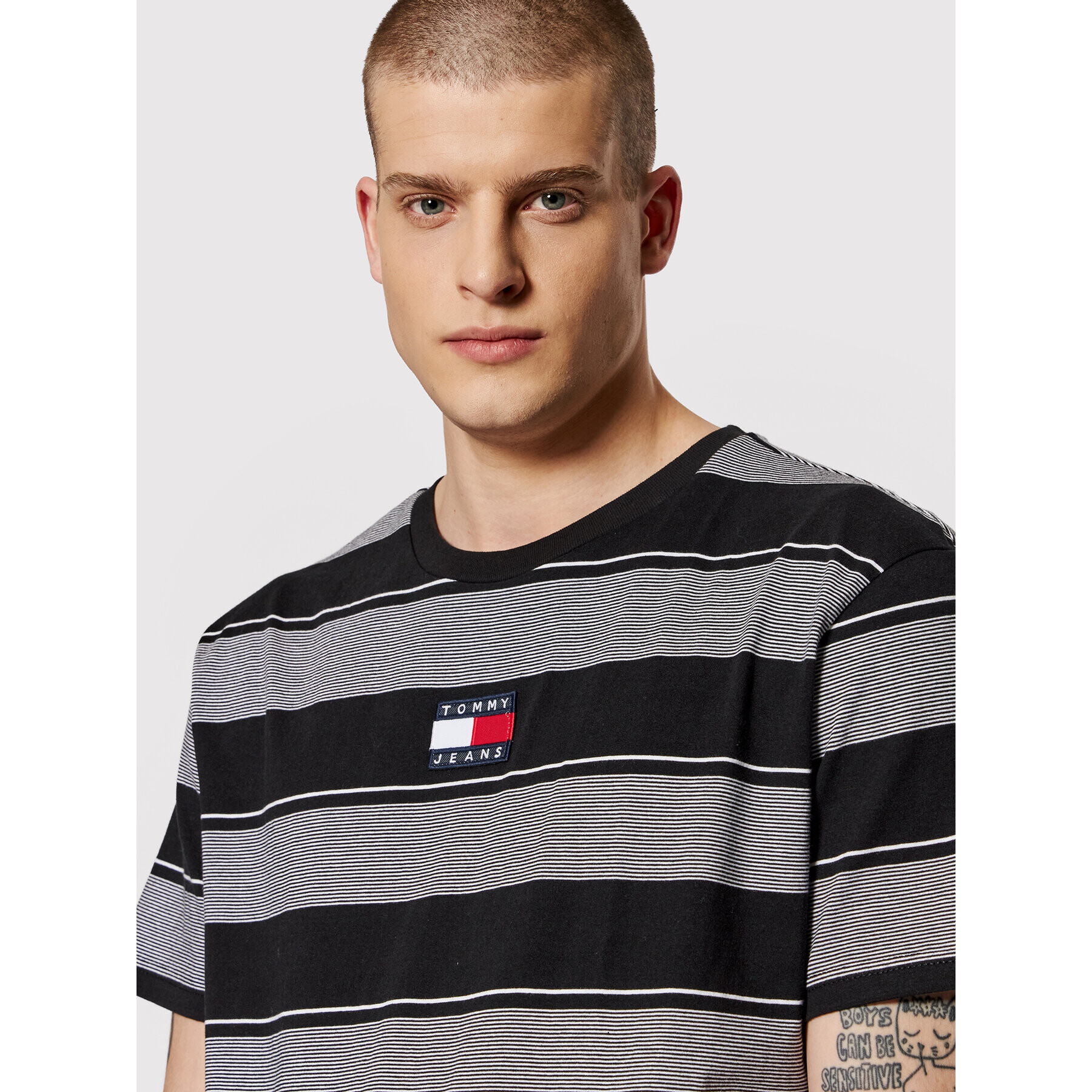 Tommy Jeans Тишърт Badge DM0DM11443 Черен Relaxed Fit - Pepit.bg