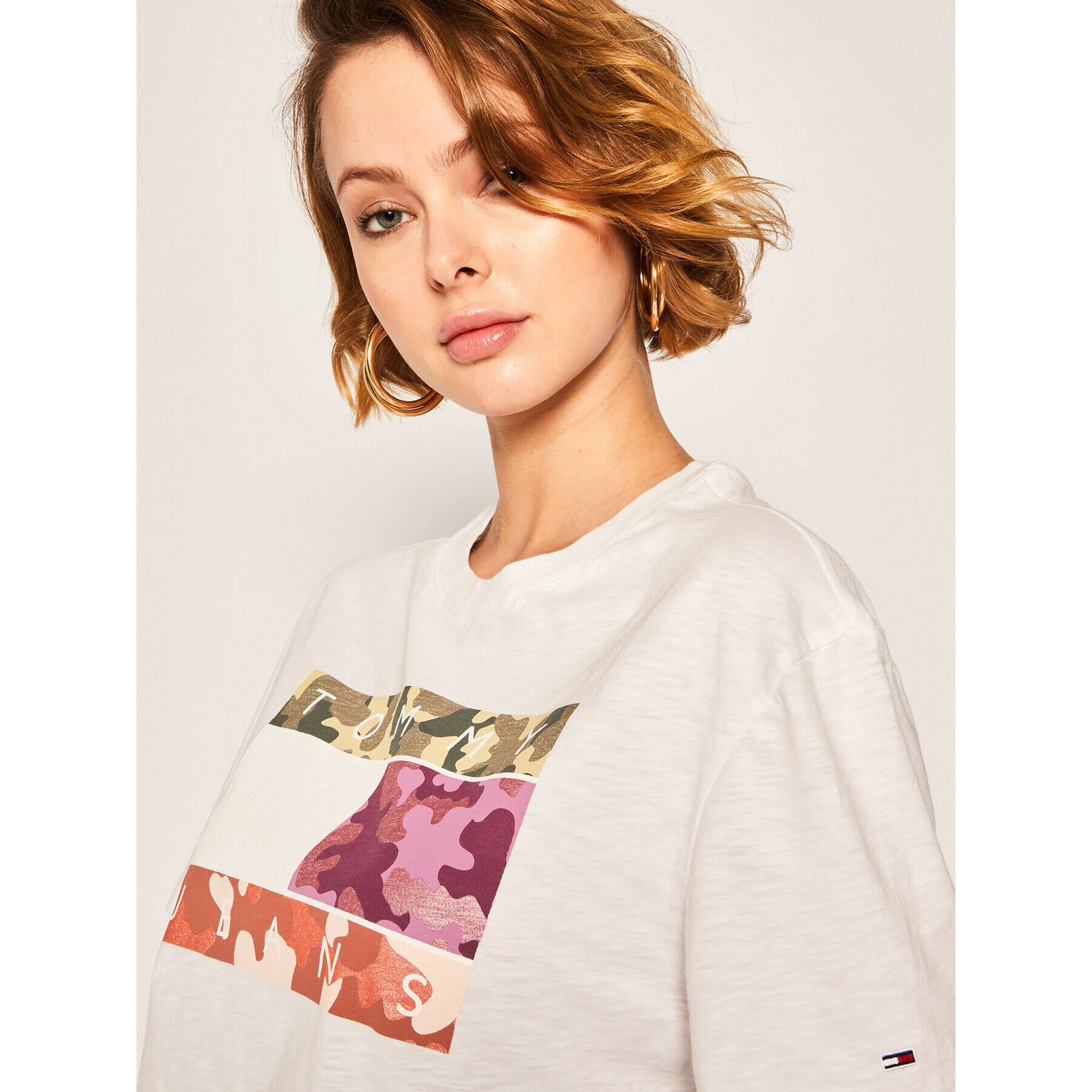 Tommy Jeans Тишърт Camo Flag Tommy Tee DW0DW08051 Бял Regular Fit - Pepit.bg