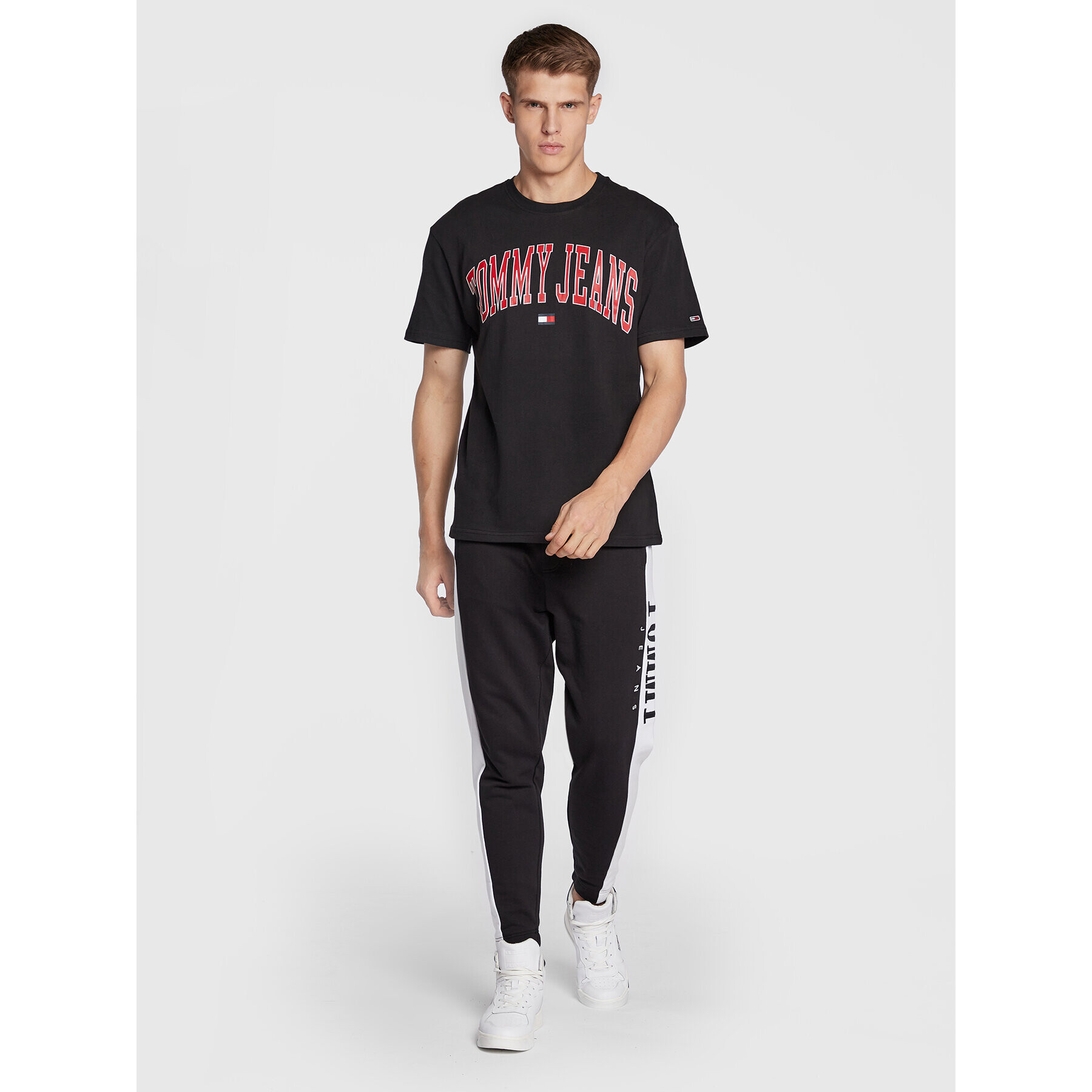 Tommy Jeans Тишърт Classic Collegiate DM0DM14995 Черен Regular Fit - Pepit.bg