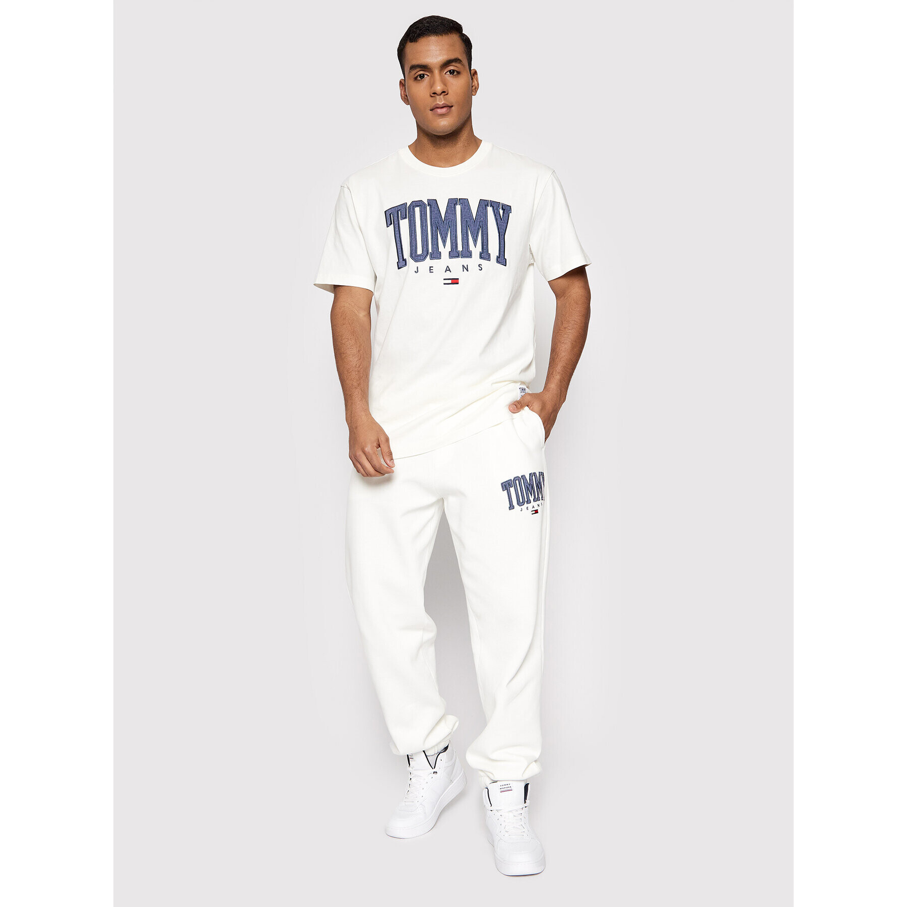 Tommy Jeans Тишърт Collegiate DM0DM12550 Бял Regular Fit - Pepit.bg