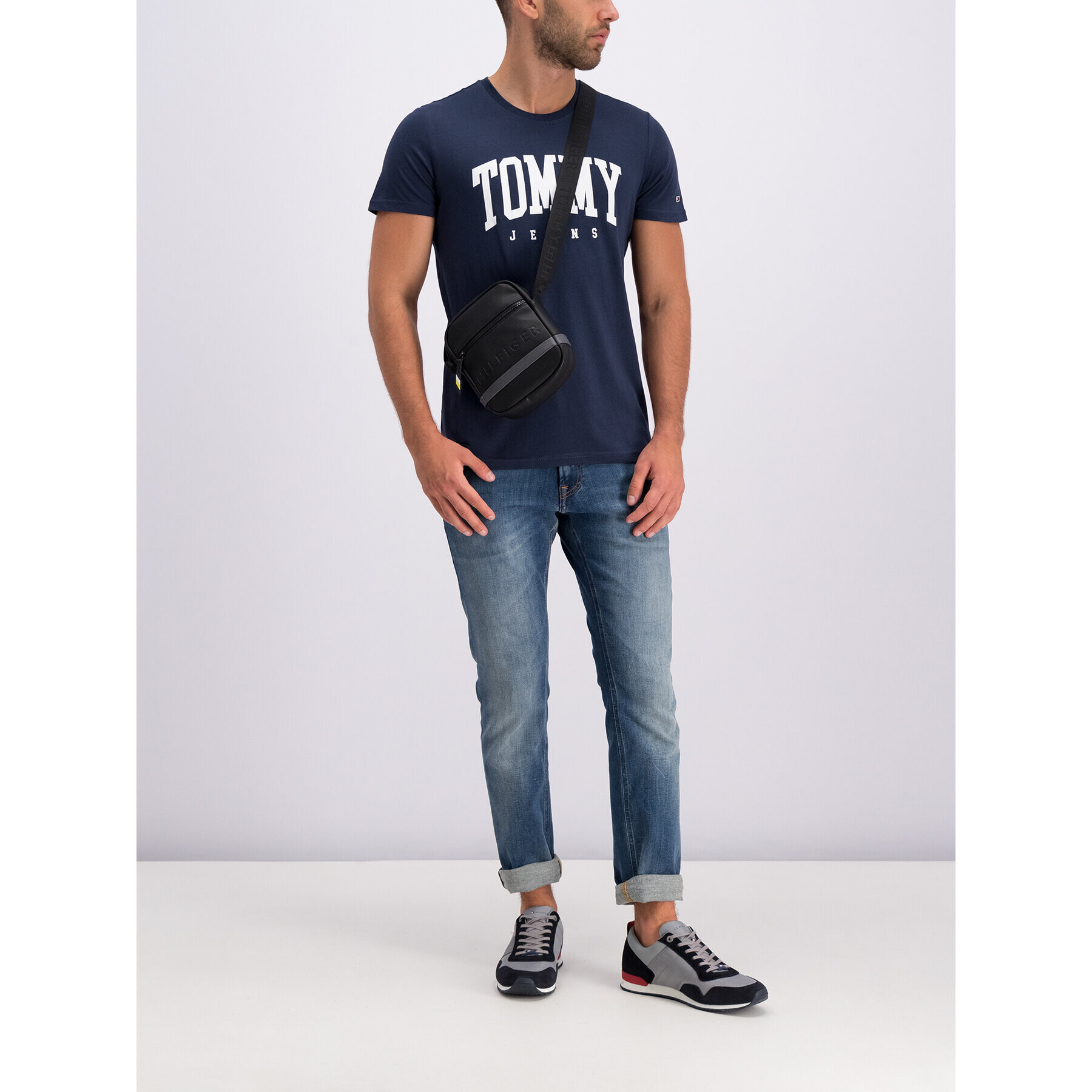 Tommy Jeans Тишърт Essential DM0DM06501 Тъмносин Regular Fit - Pepit.bg