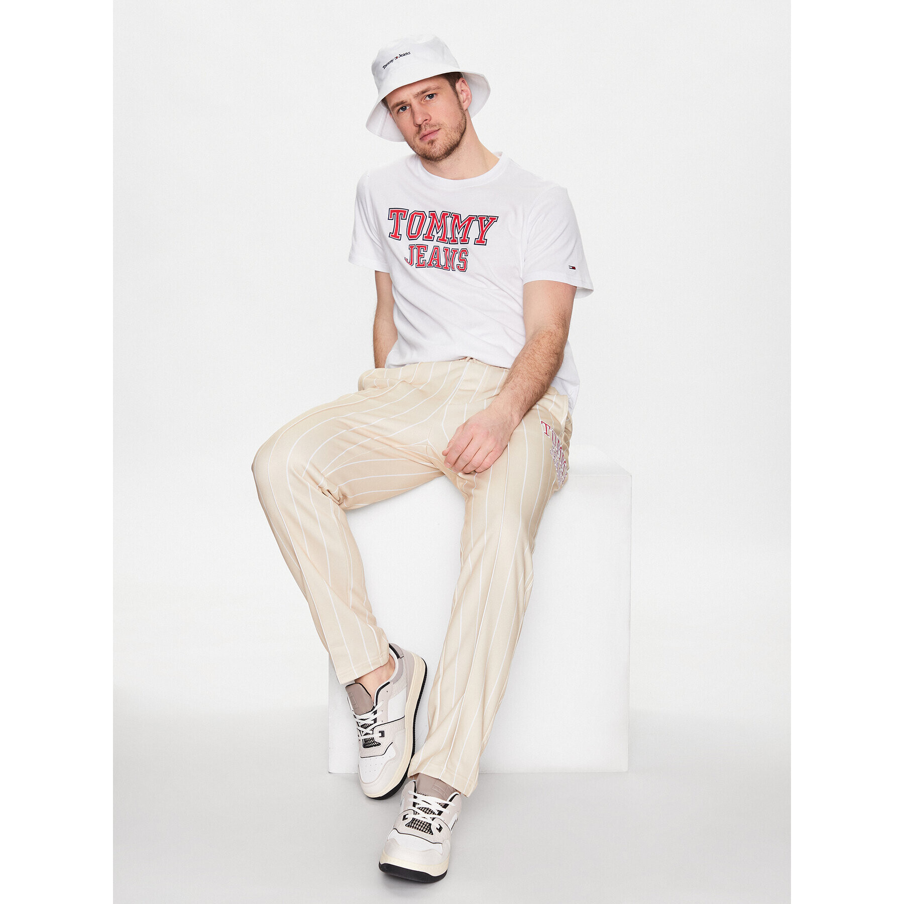 Tommy Jeans Тишърт Essential DM0DM16405 Бял Regular Fit - Pepit.bg