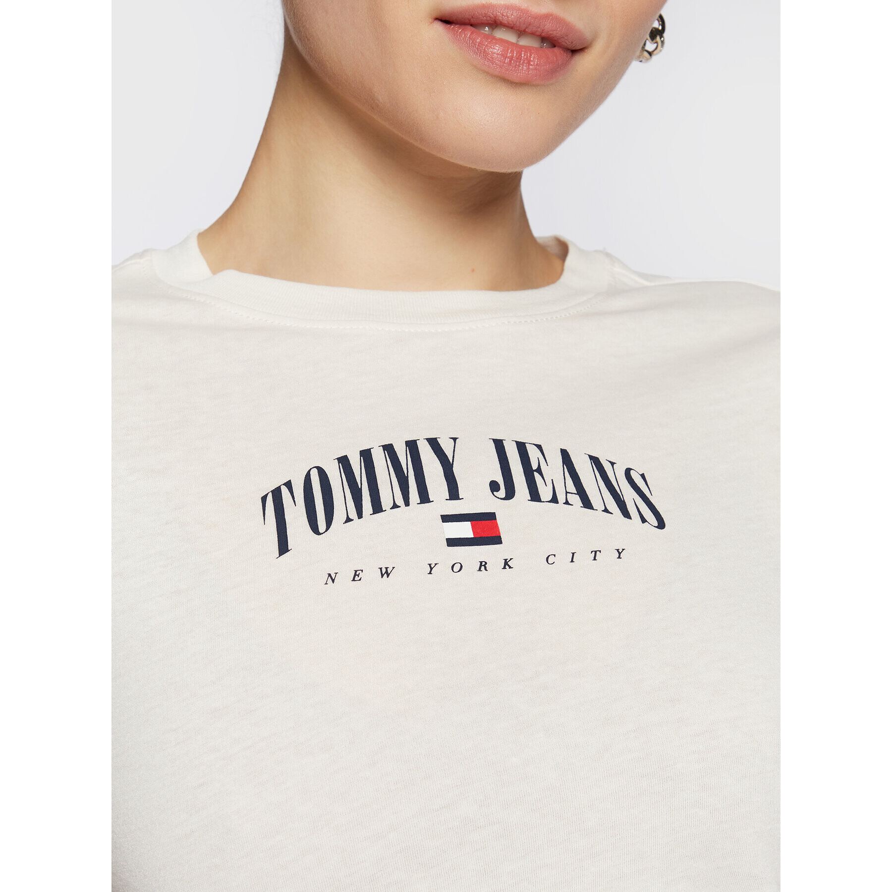 Tommy Jeans Тишърт Essential Logo 2 DW0DW14910 Бял Cropped Fit - Pepit.bg