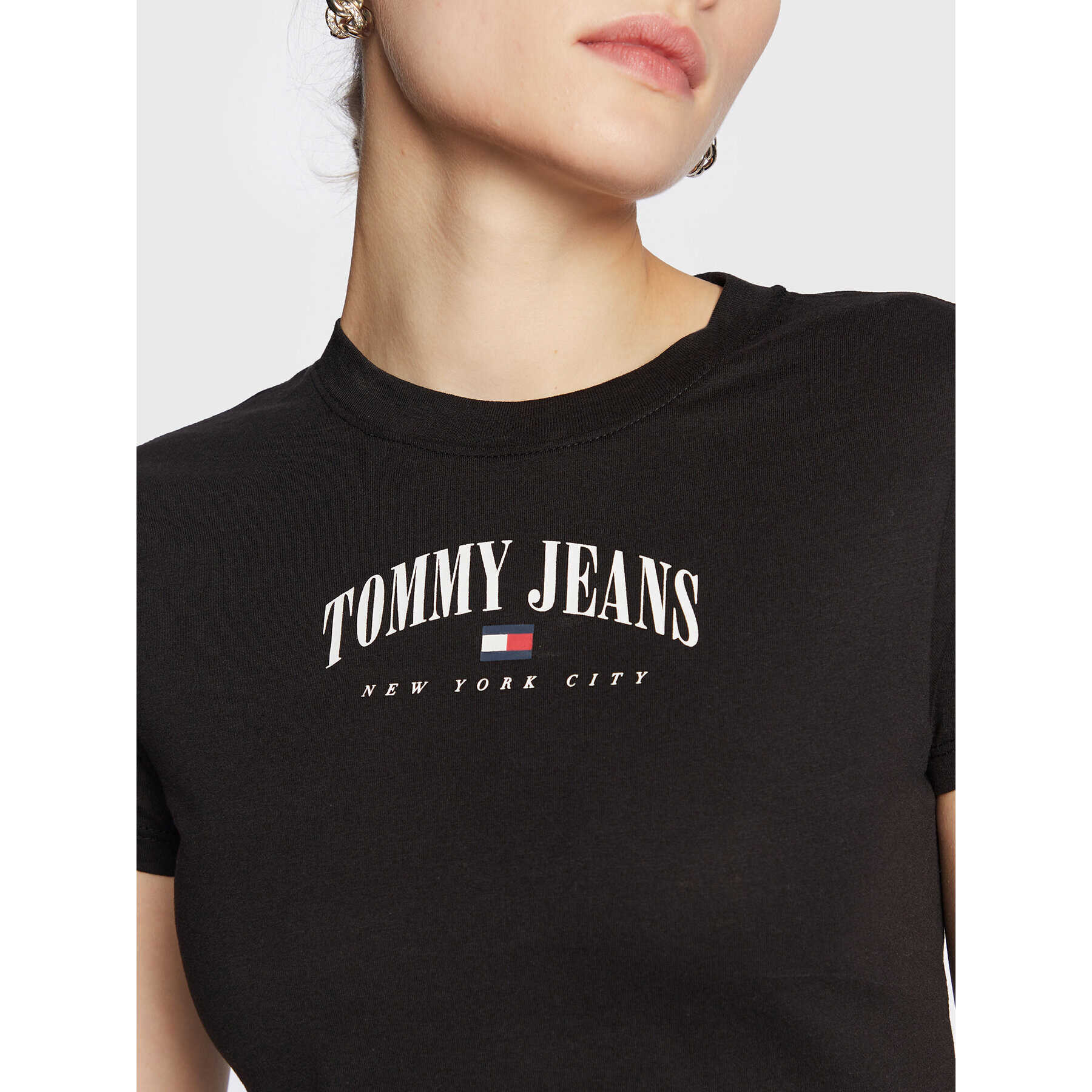 Tommy Jeans Тишърт Essential Logo 2 DW0DW14910 Черен Cropped Fit - Pepit.bg