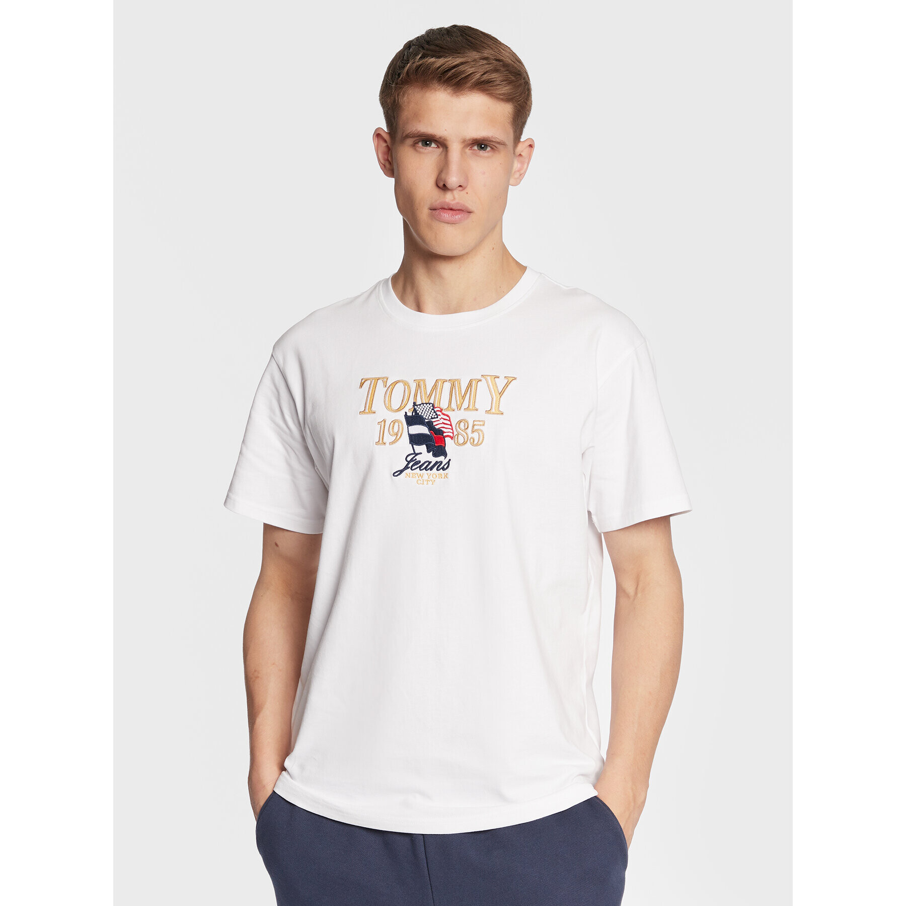 Tommy Jeans Тишърт Luxe Chest DM0DM15659 Бял Relaxed Fit - Pepit.bg