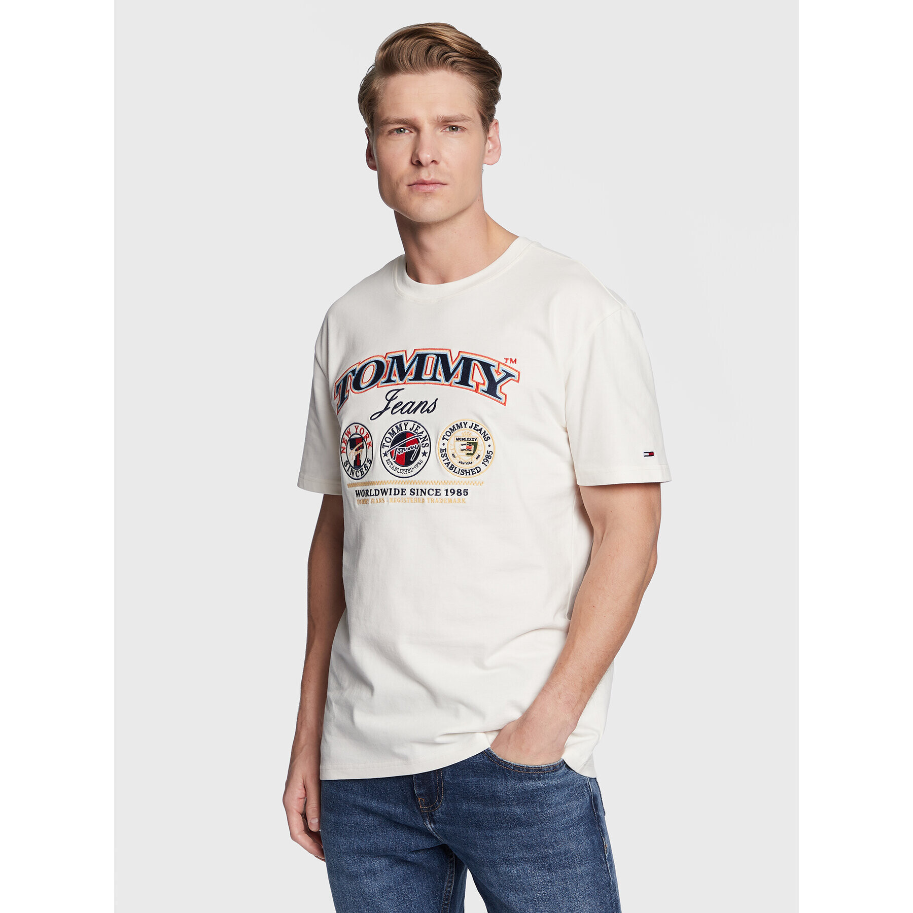 Tommy Jeans Тишърт Luxe DM0DM15661 Бежов Regular Fit - Pepit.bg