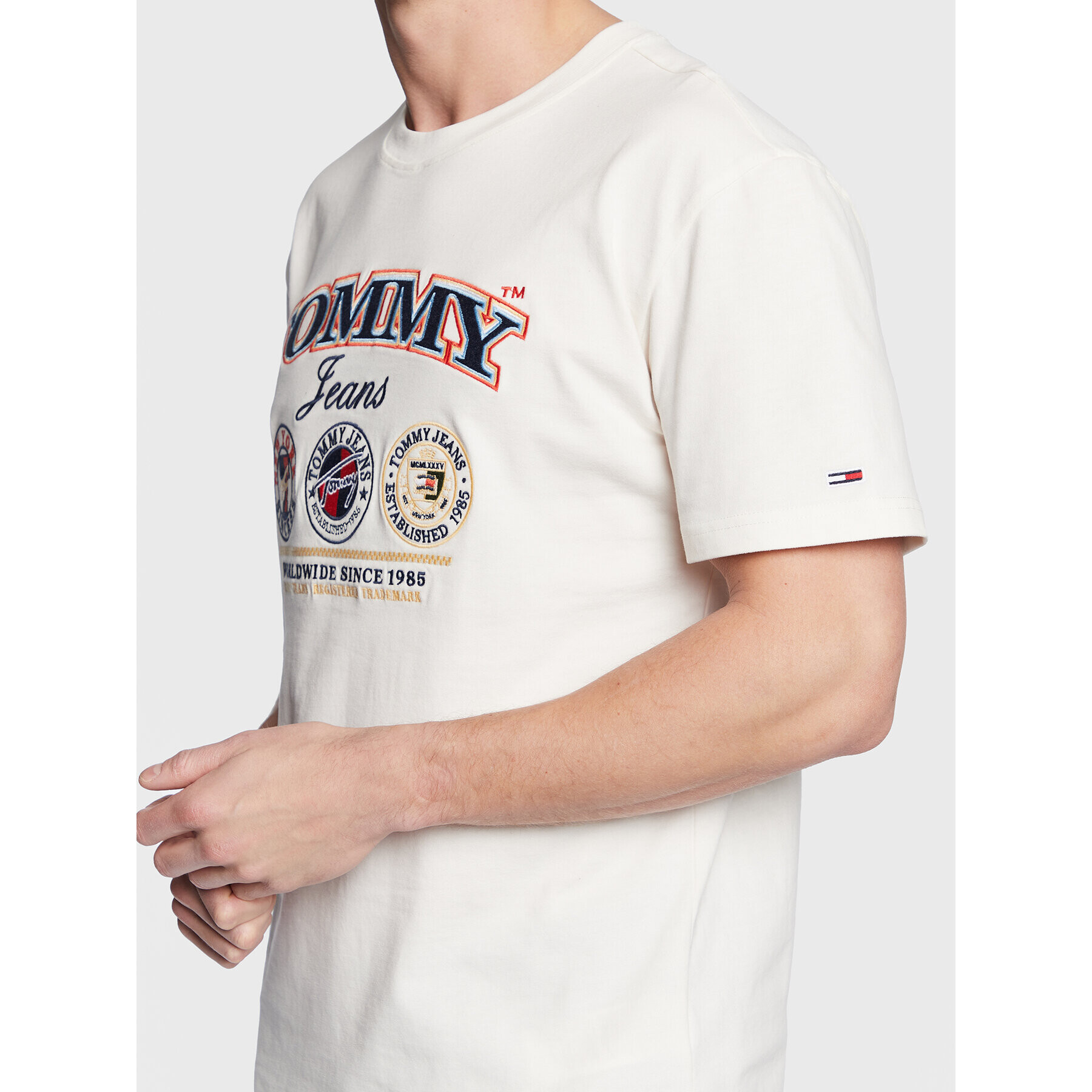 Tommy Jeans Тишърт Luxe DM0DM15661 Бежов Regular Fit - Pepit.bg