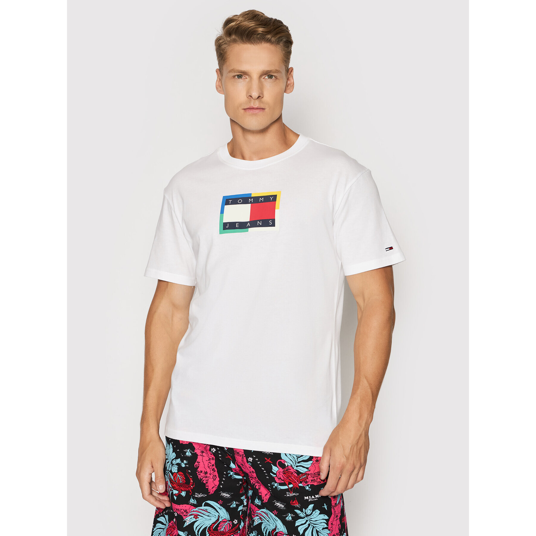 Tommy Jeans Тишърт Multicolor Flag DM0DM10891 Бял Regular Fit - Pepit.bg