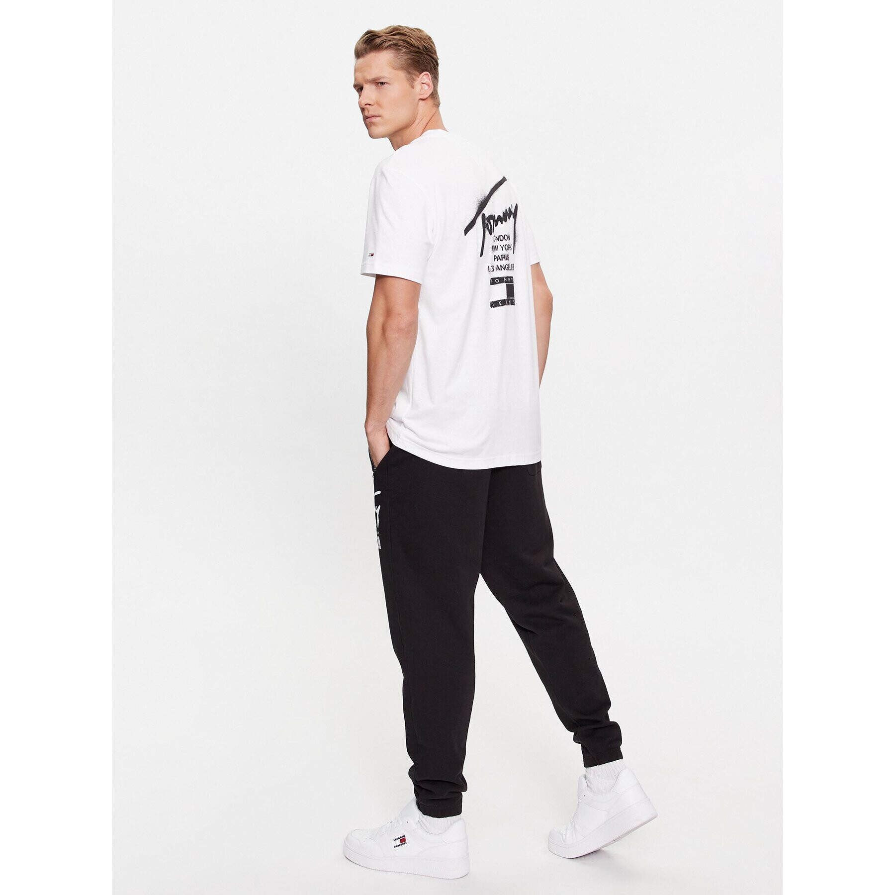 Tommy Jeans Тишърт Spray Signature DM0DM17716 Бял Classic Fit - Pepit.bg