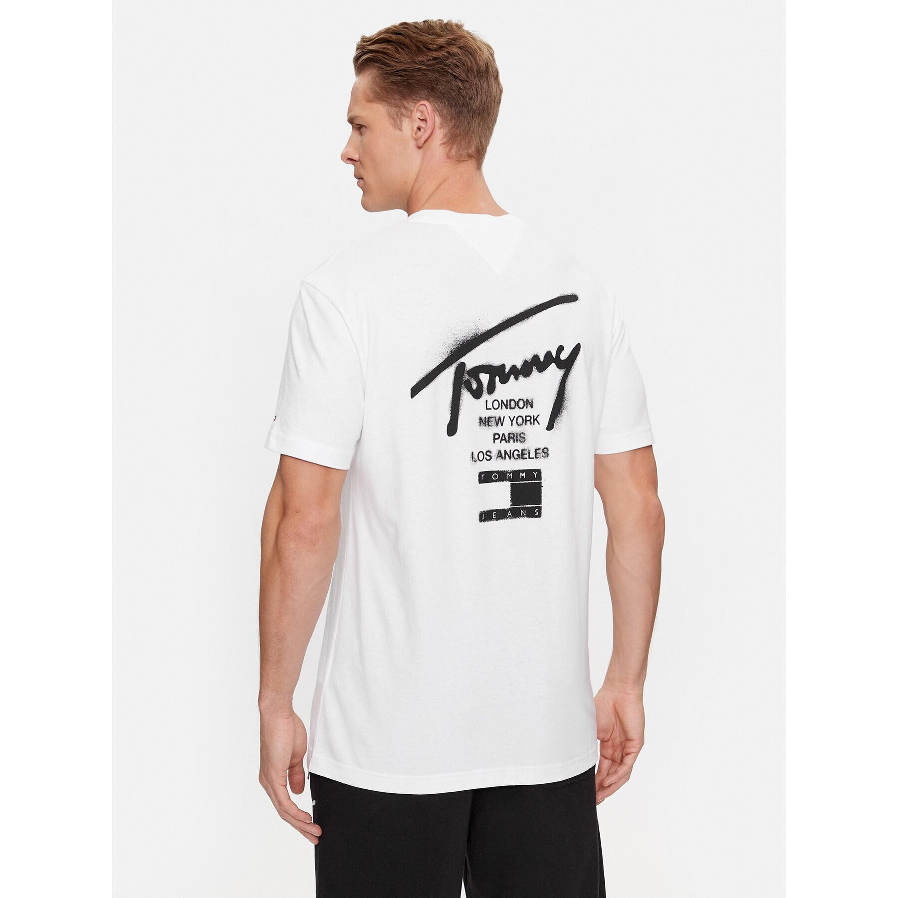 Tommy Jeans Тишърт Spray Signature DM0DM17716 Бял Classic Fit - Pepit.bg