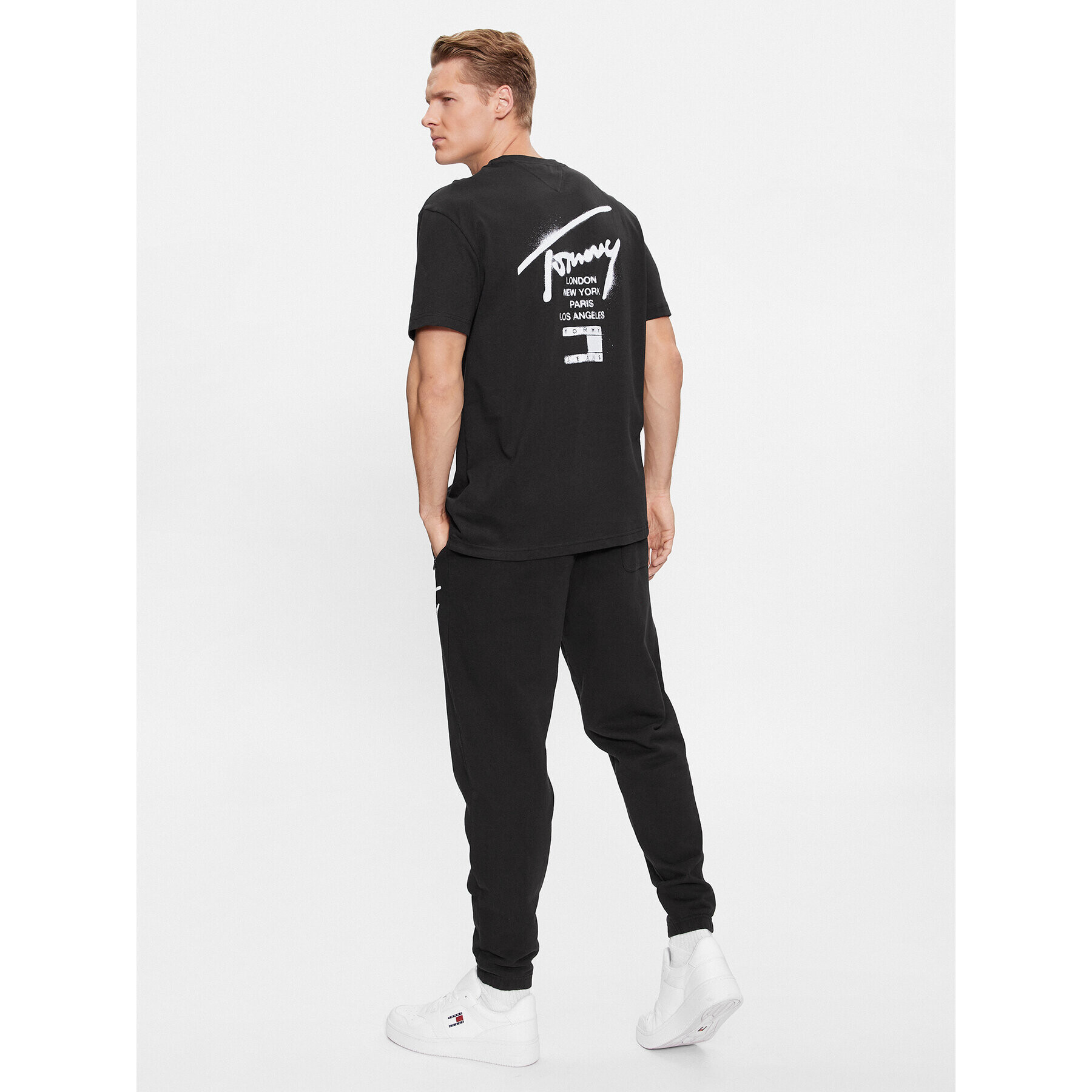 Tommy Jeans Тишърт Spray Signature DM0DM17716 Черен Classic Fit - Pepit.bg