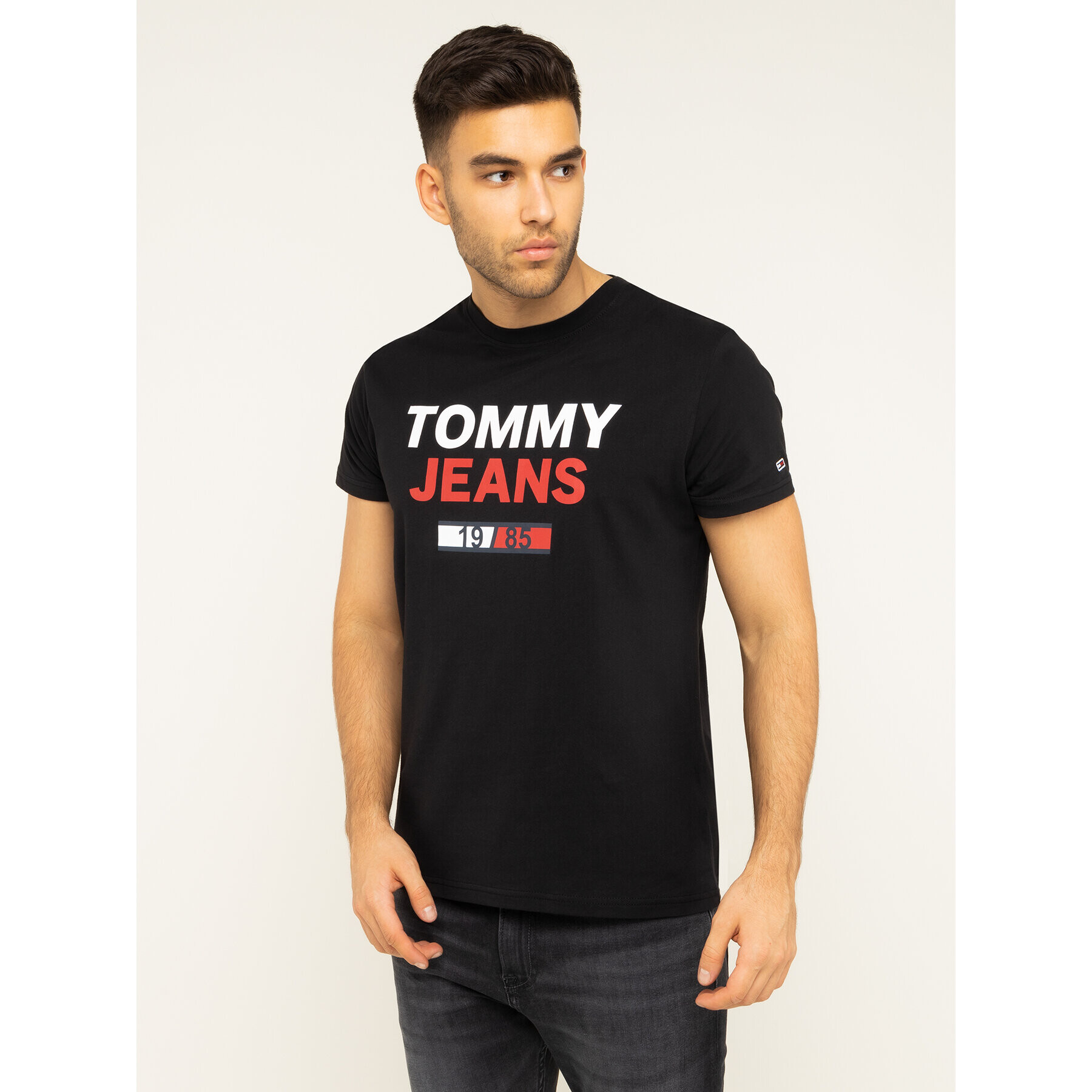 Tommy Jeans Тишърт TJM 1985 Logo Tee DM0DM07537 Черен Regular Fit - Pepit.bg