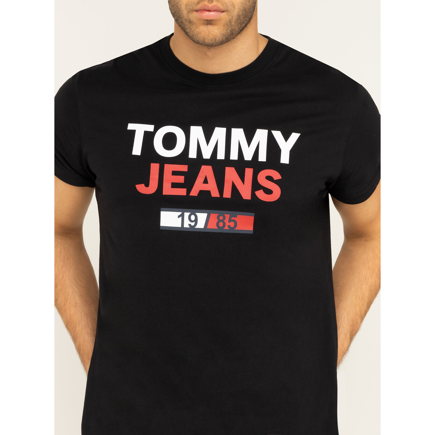 Tommy Jeans Тишърт TJM 1985 Logo Tee DM0DM07537 Черен Regular Fit - Pepit.bg